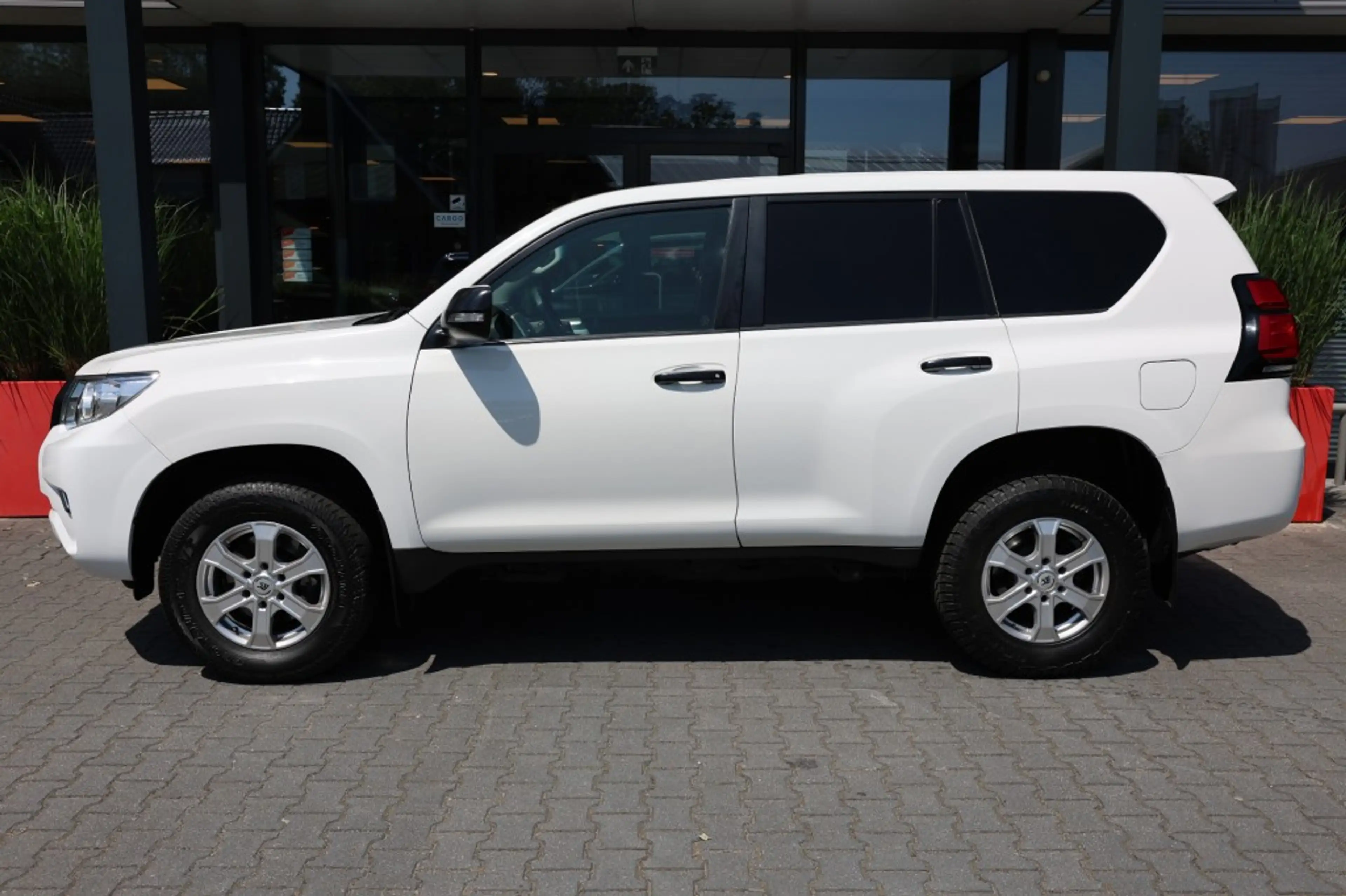 Toyota Land Cruiser 2.8 D-4D 5DRS COMFORT A/T VAN — photo 2