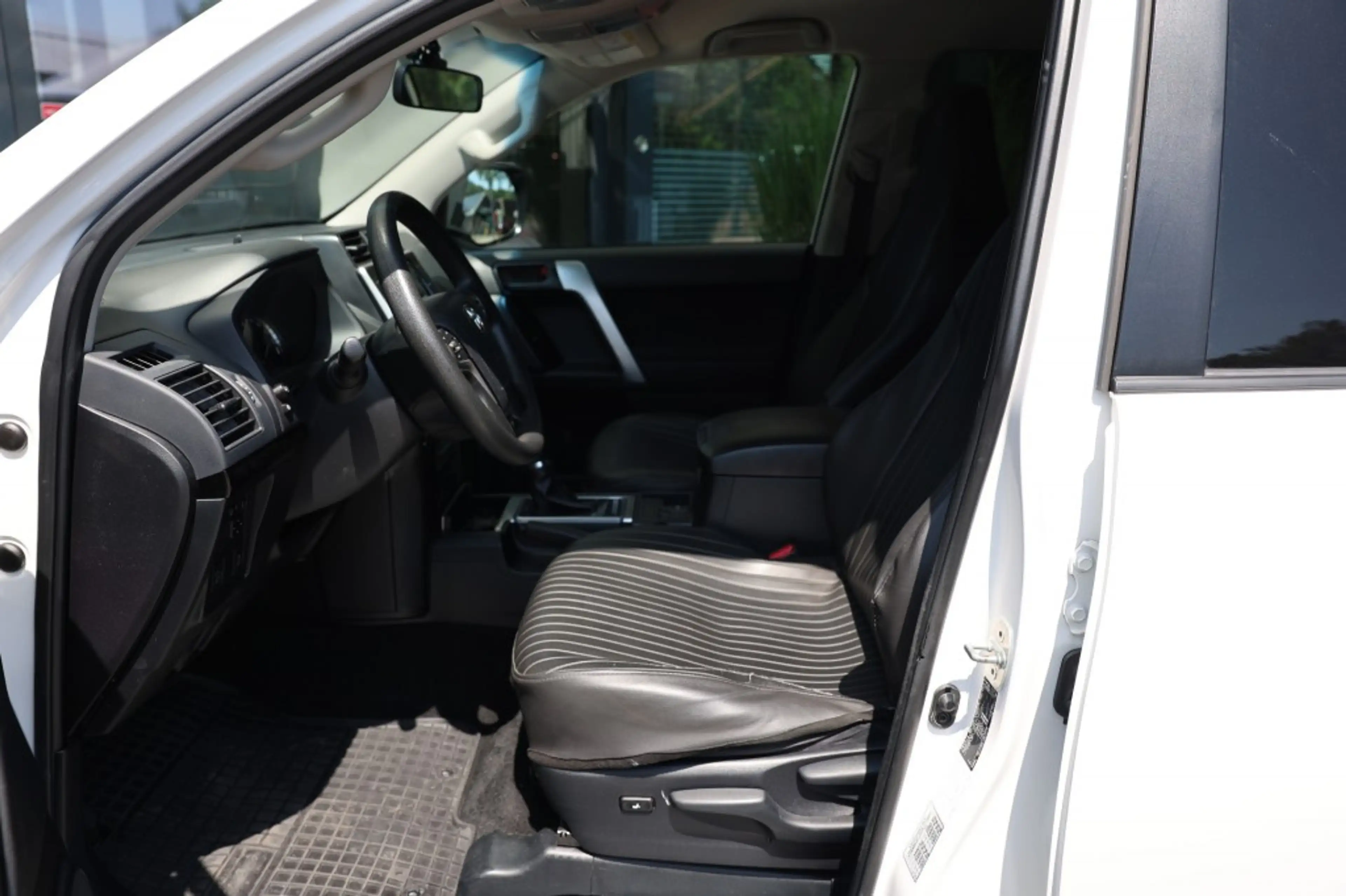 Toyota Land Cruiser 2.8 D-4D 5DRS COMFORT A/T VAN — photo 9