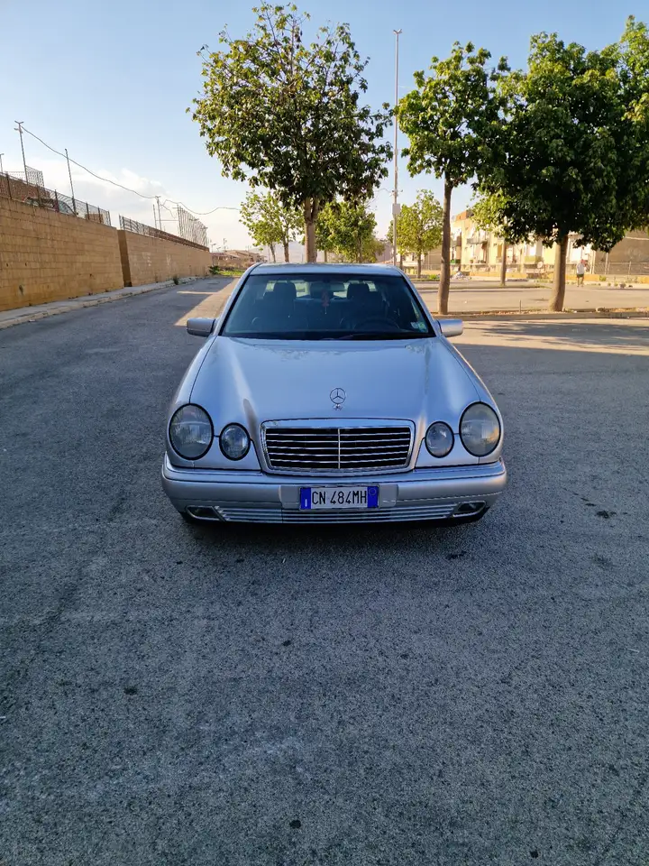 Mercedes-Benz 200, foto 1