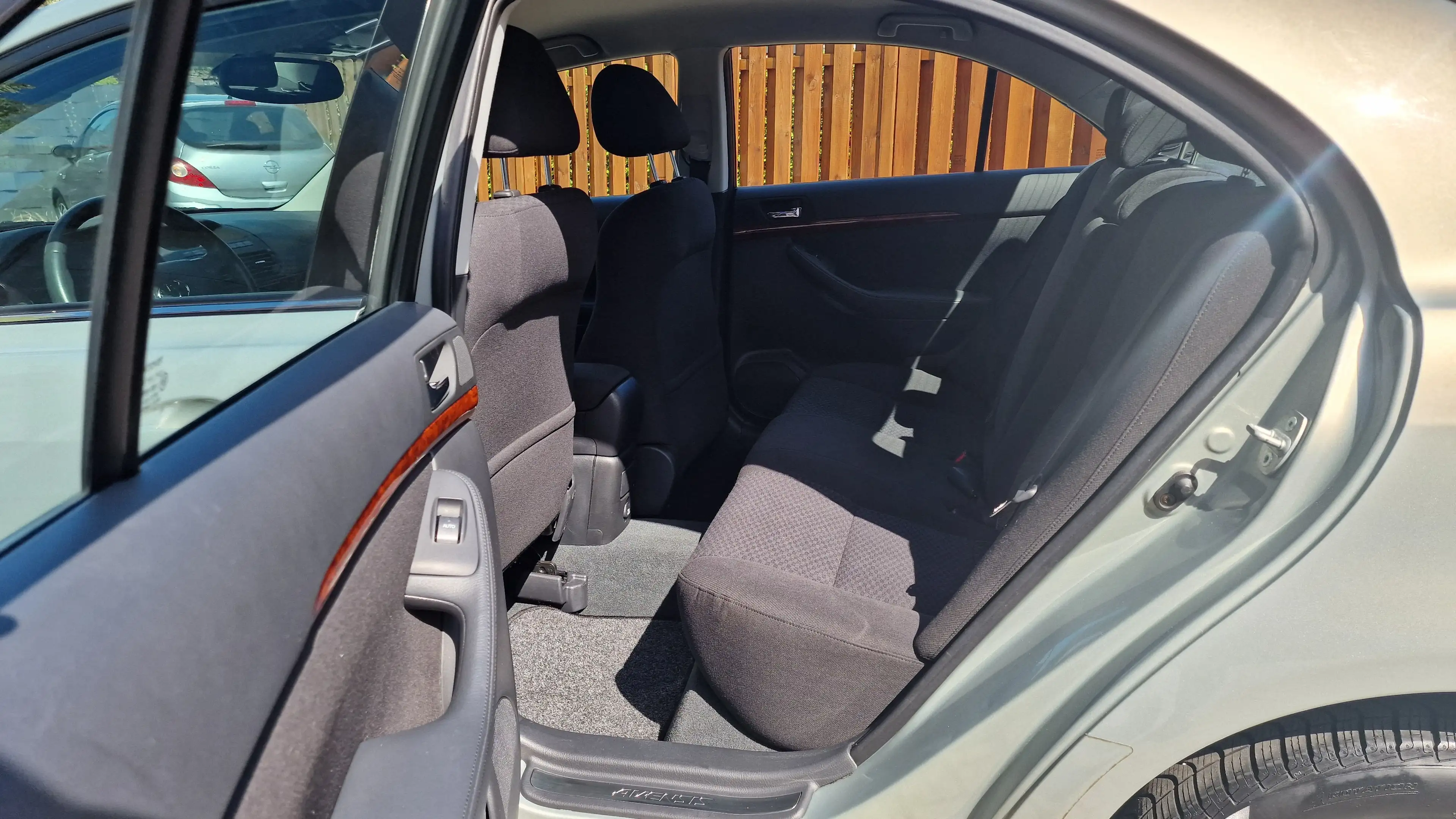 Toyota Avensis 1.8 Executive Lim. Automatik — photo 4