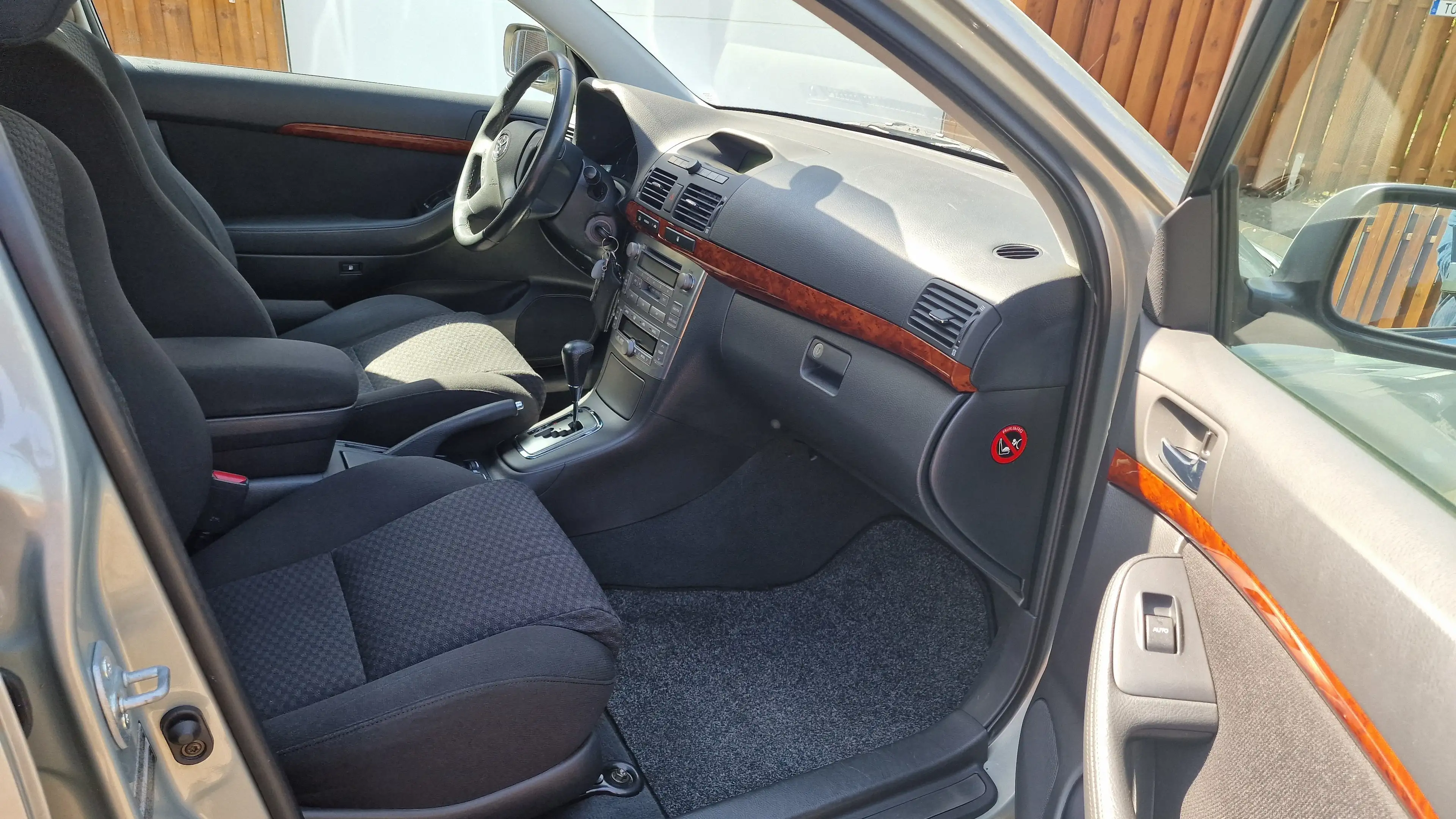 Toyota Avensis 1.8 Executive Lim. Automatik — photo 12