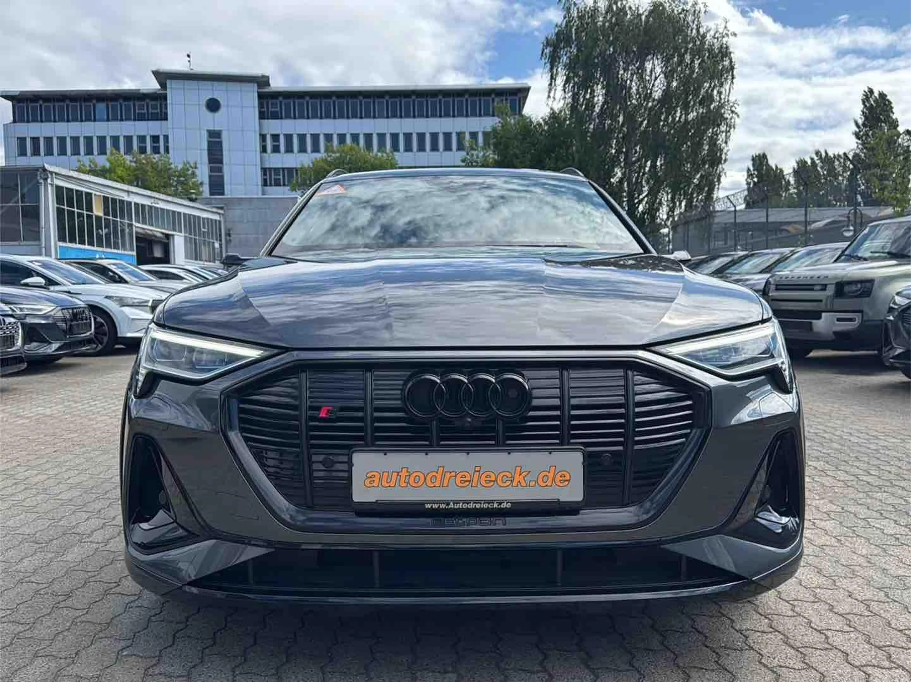 Audi e-tron S ACC AHK HuD PANO S-SITZE NIGHT 22Z 360° — photo 4
