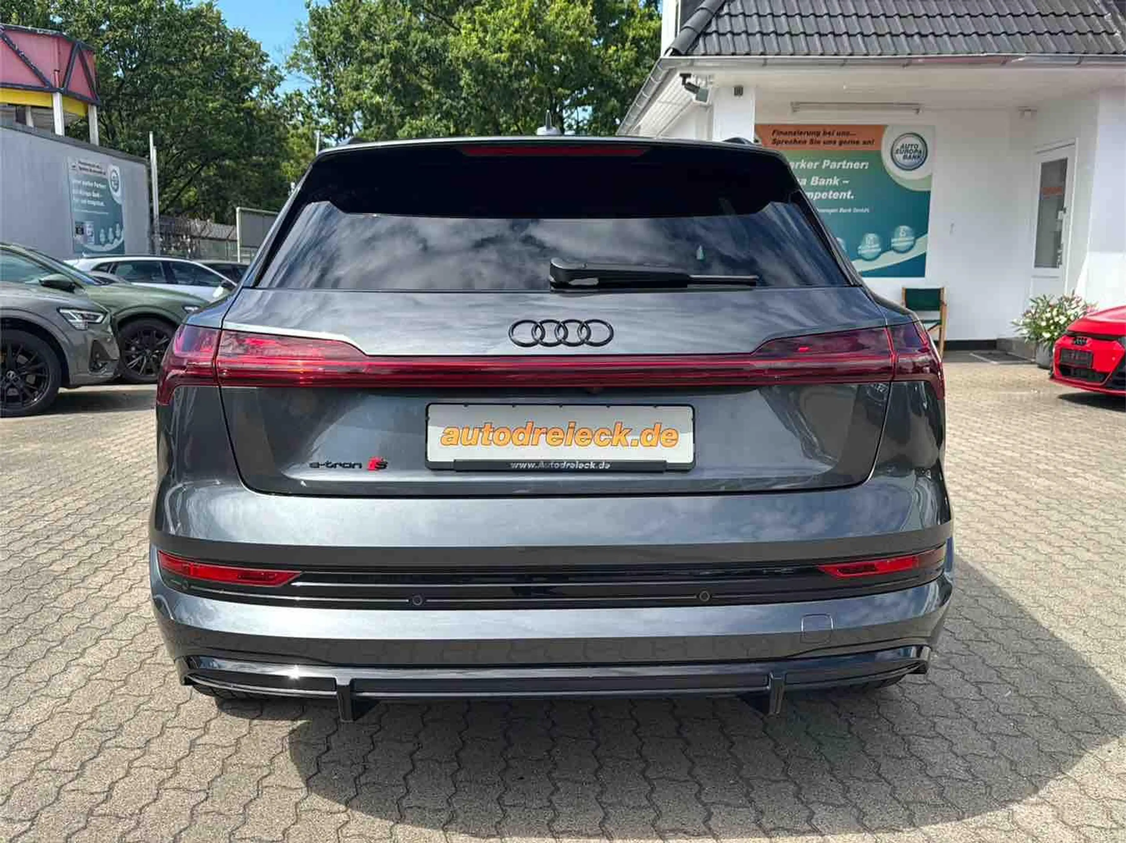 Audi e-tron S ACC AHK HuD PANO S-SITZE NIGHT 22Z 360° — photo 8