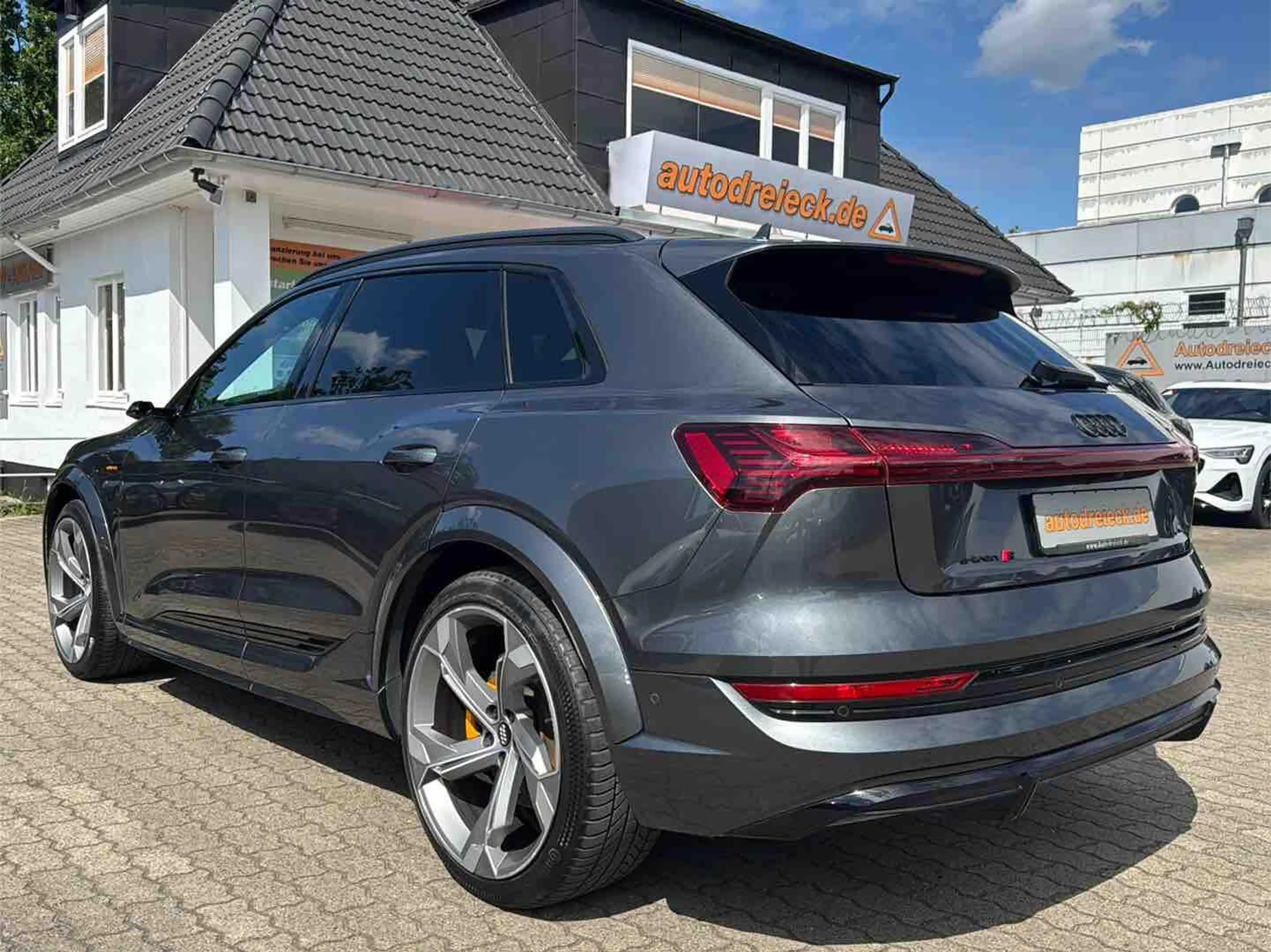 Audi e-tron S ACC AHK HuD PANO S-SITZE NIGHT 22Z 360° — photo 10
