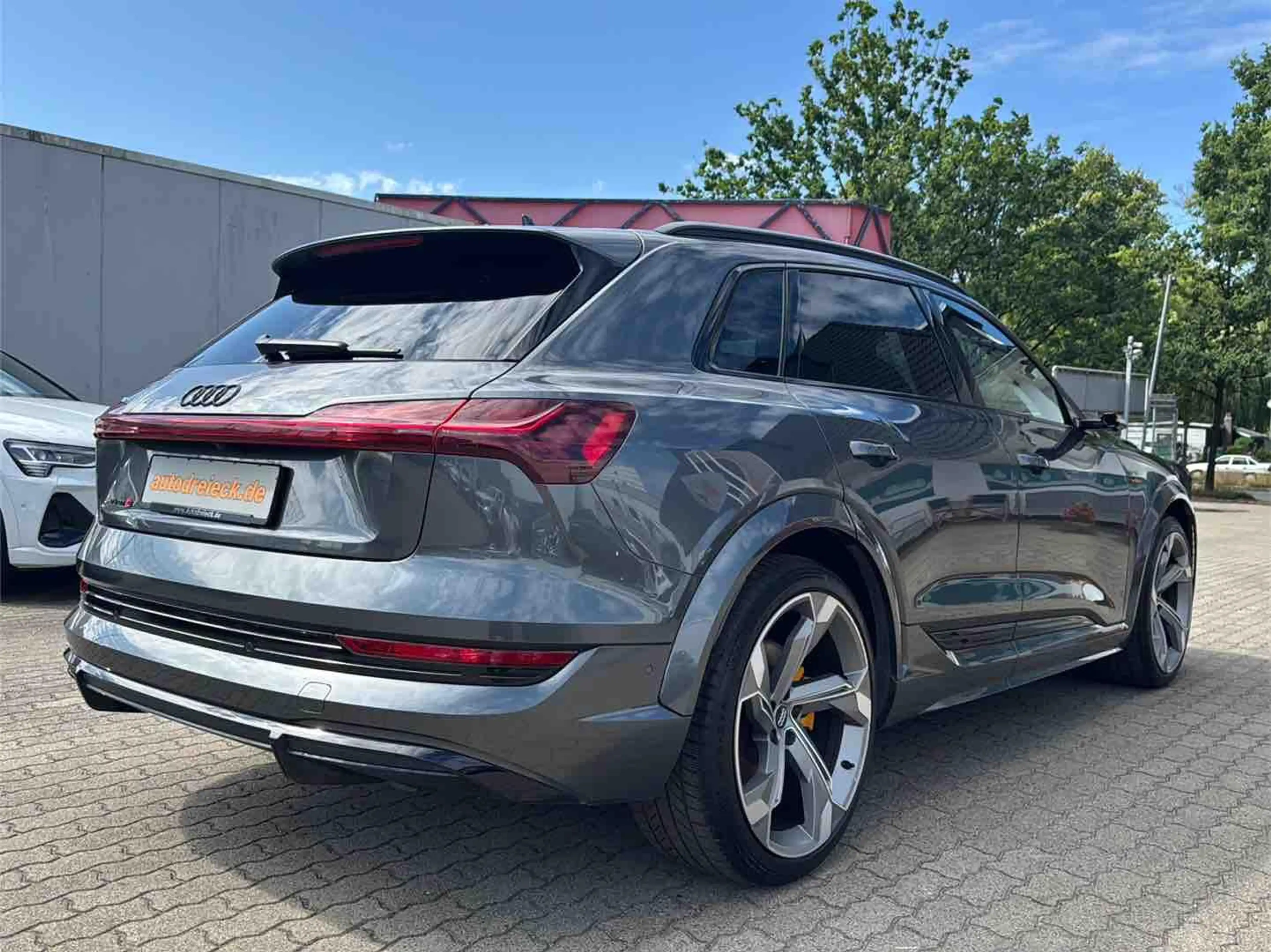 Audi e-tron S ACC AHK HuD PANO S-SITZE NIGHT 22Z 360° — photo 7