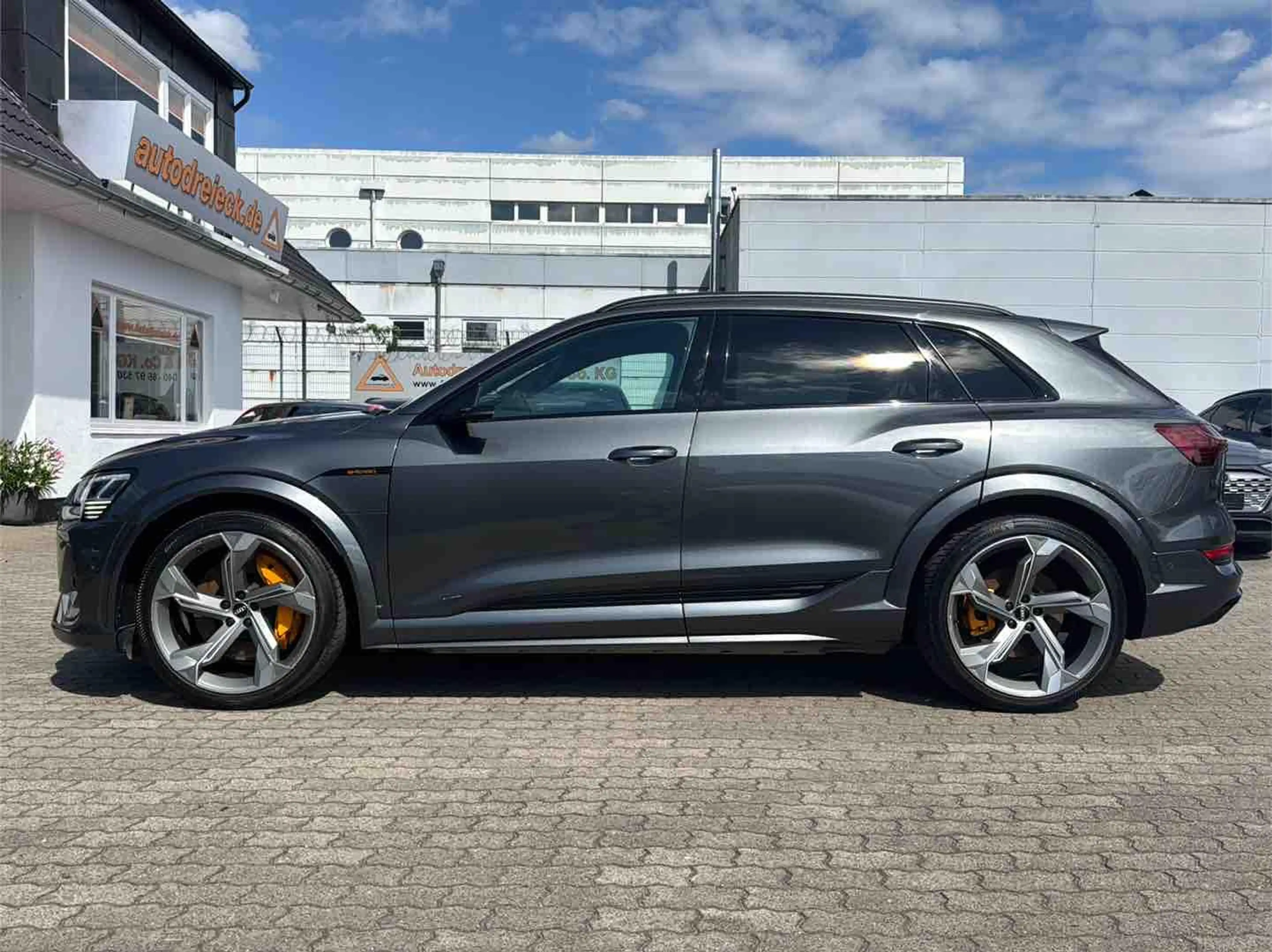 Audi e-tron S ACC AHK HuD PANO S-SITZE NIGHT 22Z 360° — photo 11
