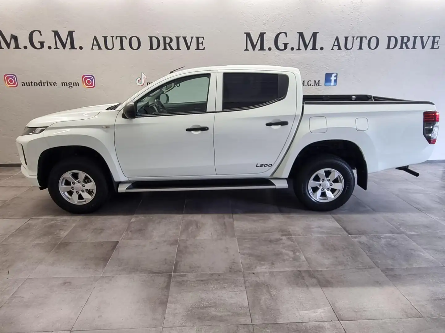 Mitsubishi L200 2.3 D Double Cab 4x4 Easy Select Invite Connect Bianco - 2
