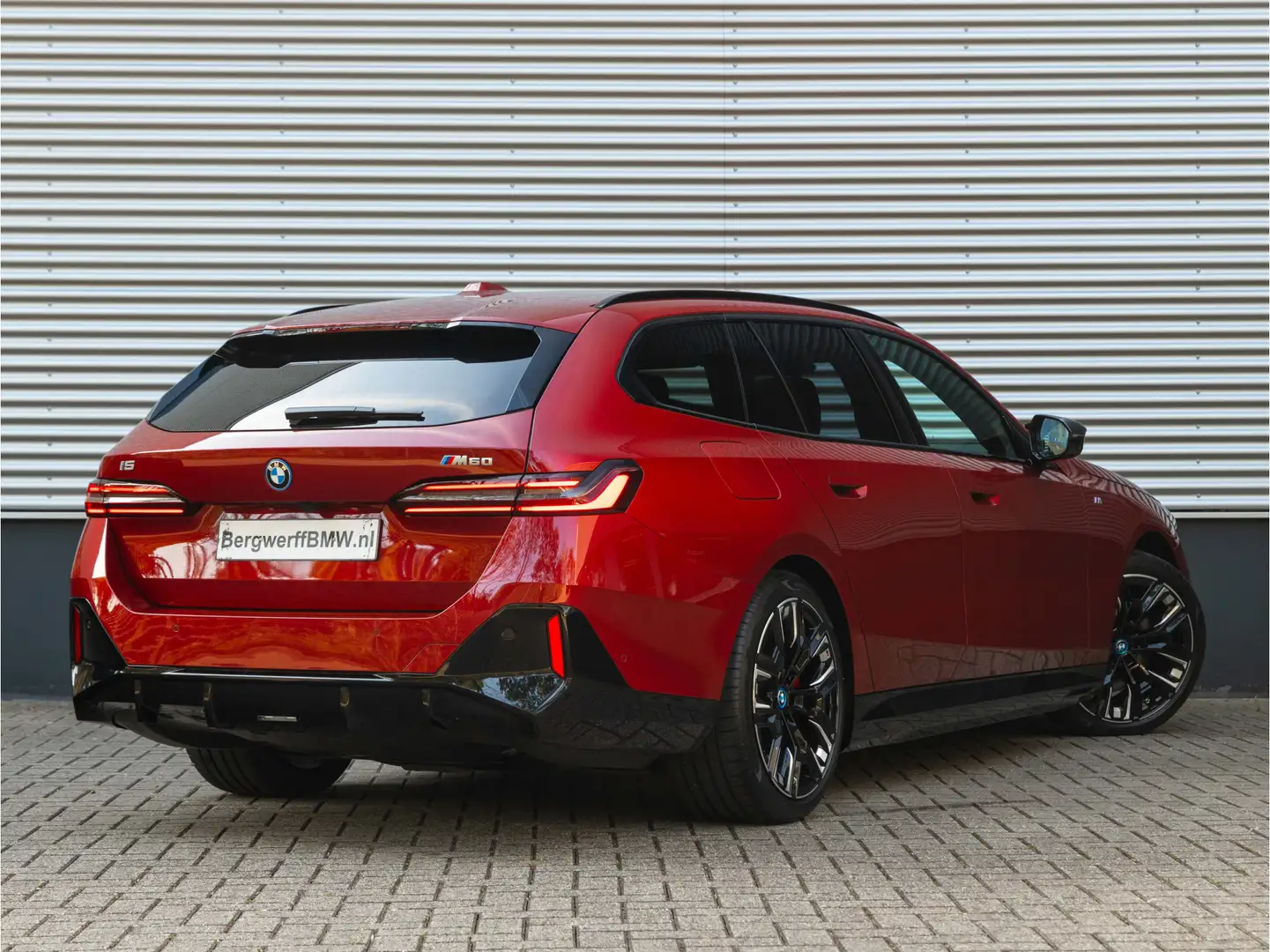 BMW i5 Touring M60 xDrive - Onderstel Prof - Pano - Carbo Rouge - 2