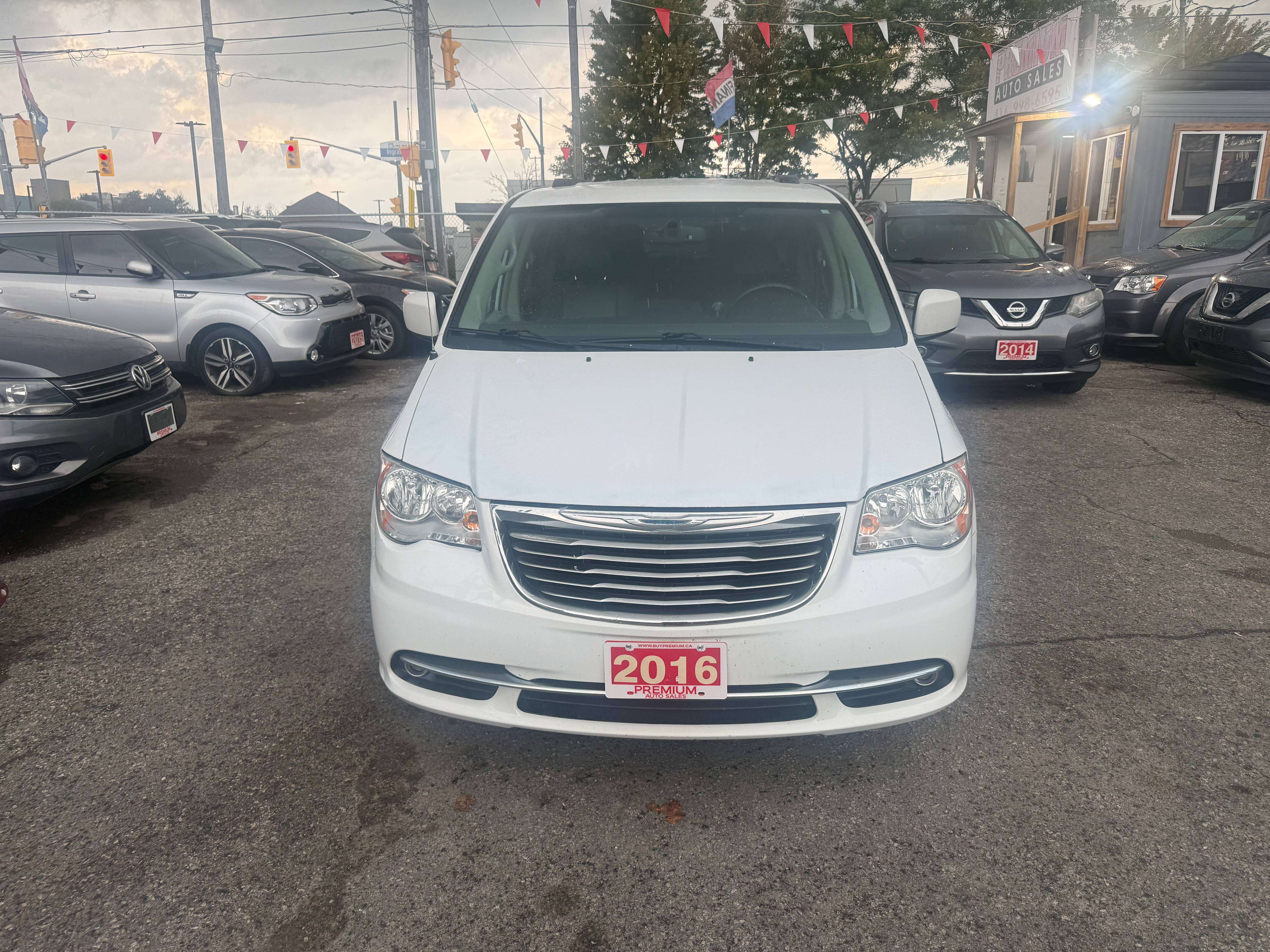 2016 Chrysler Town & Country *** 3 YEAR WARRANTY INCLUDED *** — снимка 1