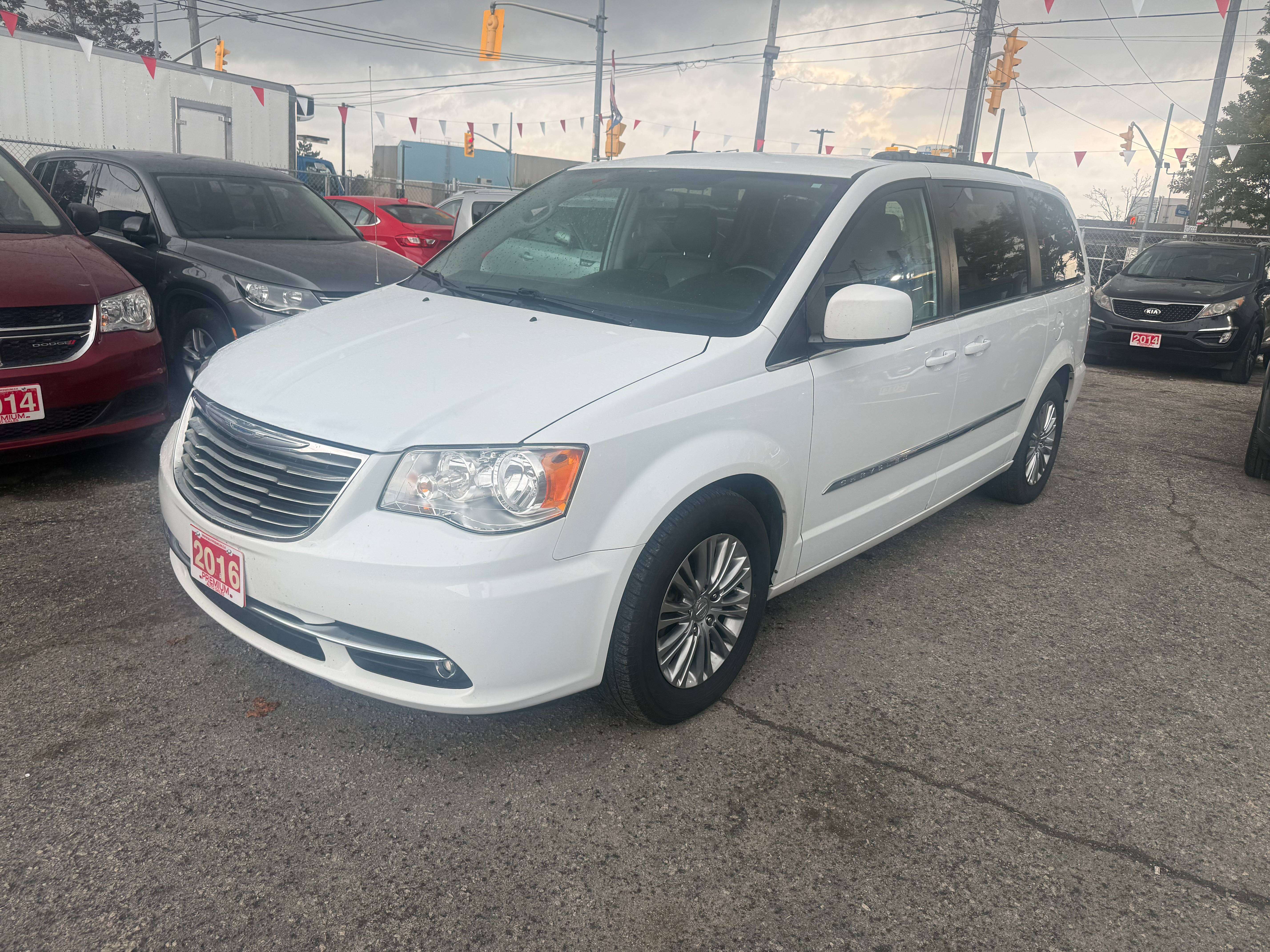 2016 Chrysler Town & Country *** 3 YEAR WARRANTY INCLUDED ***