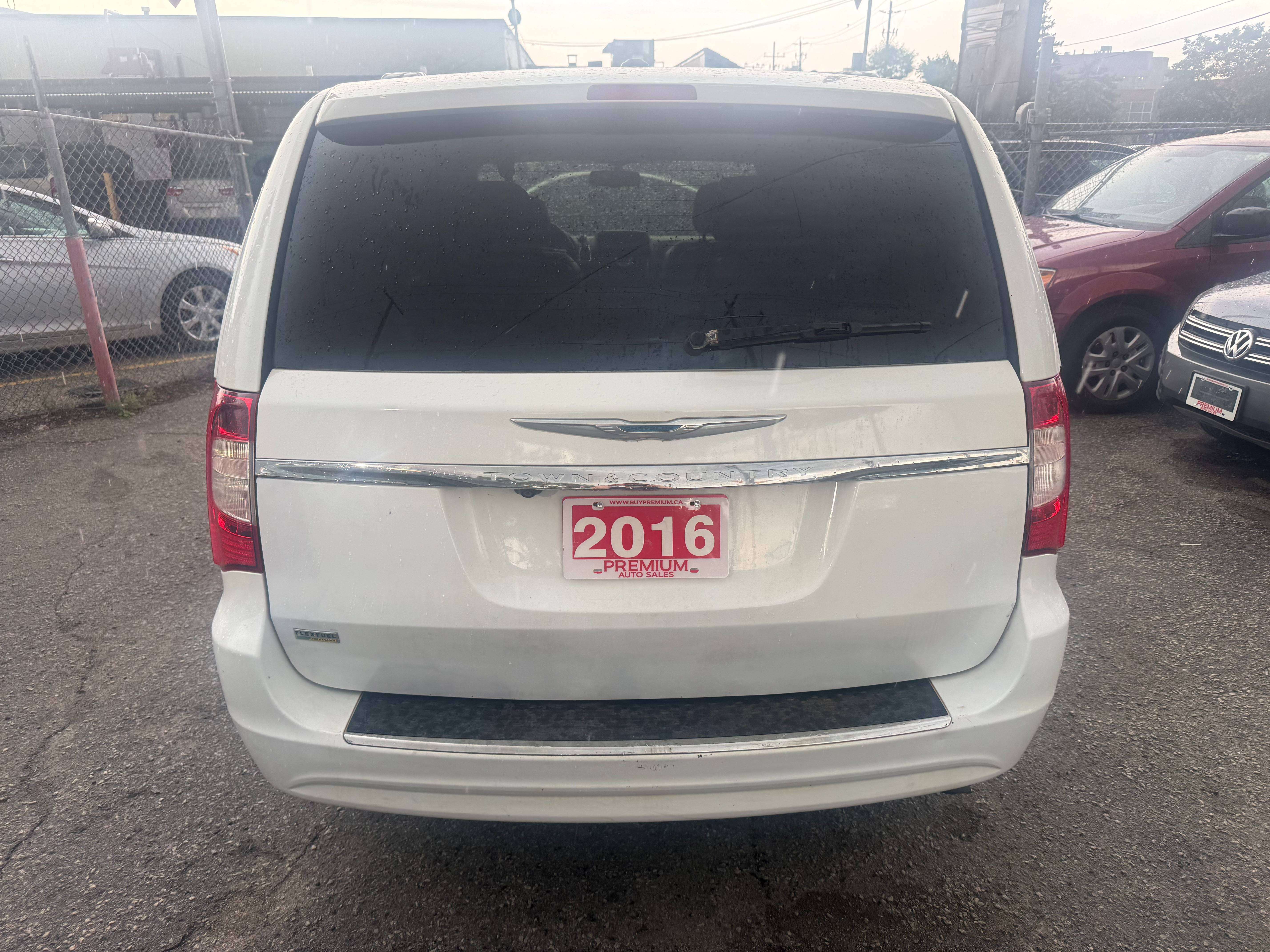 2016 Chrysler Town & Country *** 3 YEAR WARRANTY INCLUDED *** — снимка 1