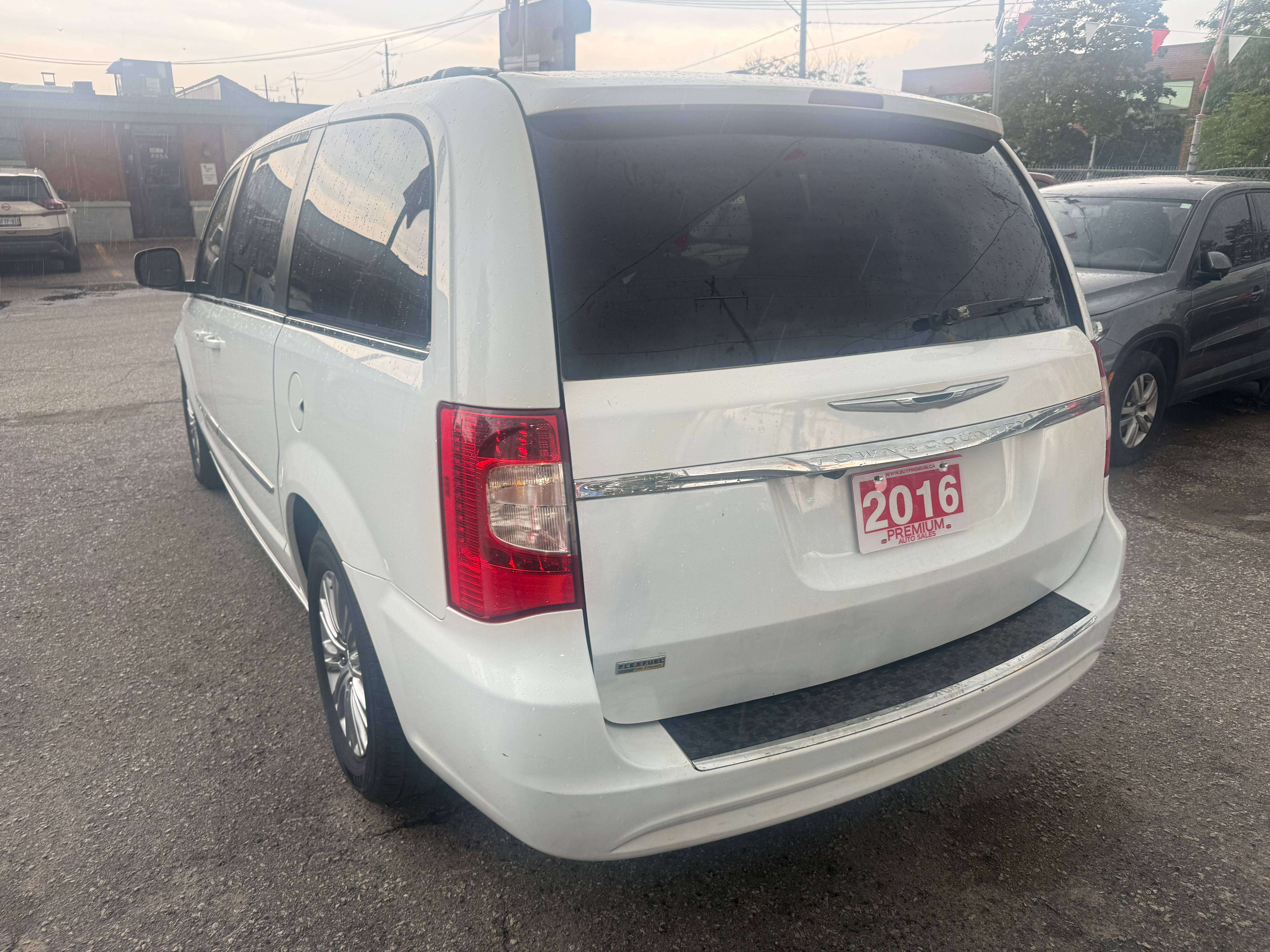 2016 Chrysler Town & Country *** 3 YEAR WARRANTY INCLUDED *** — снимка 1