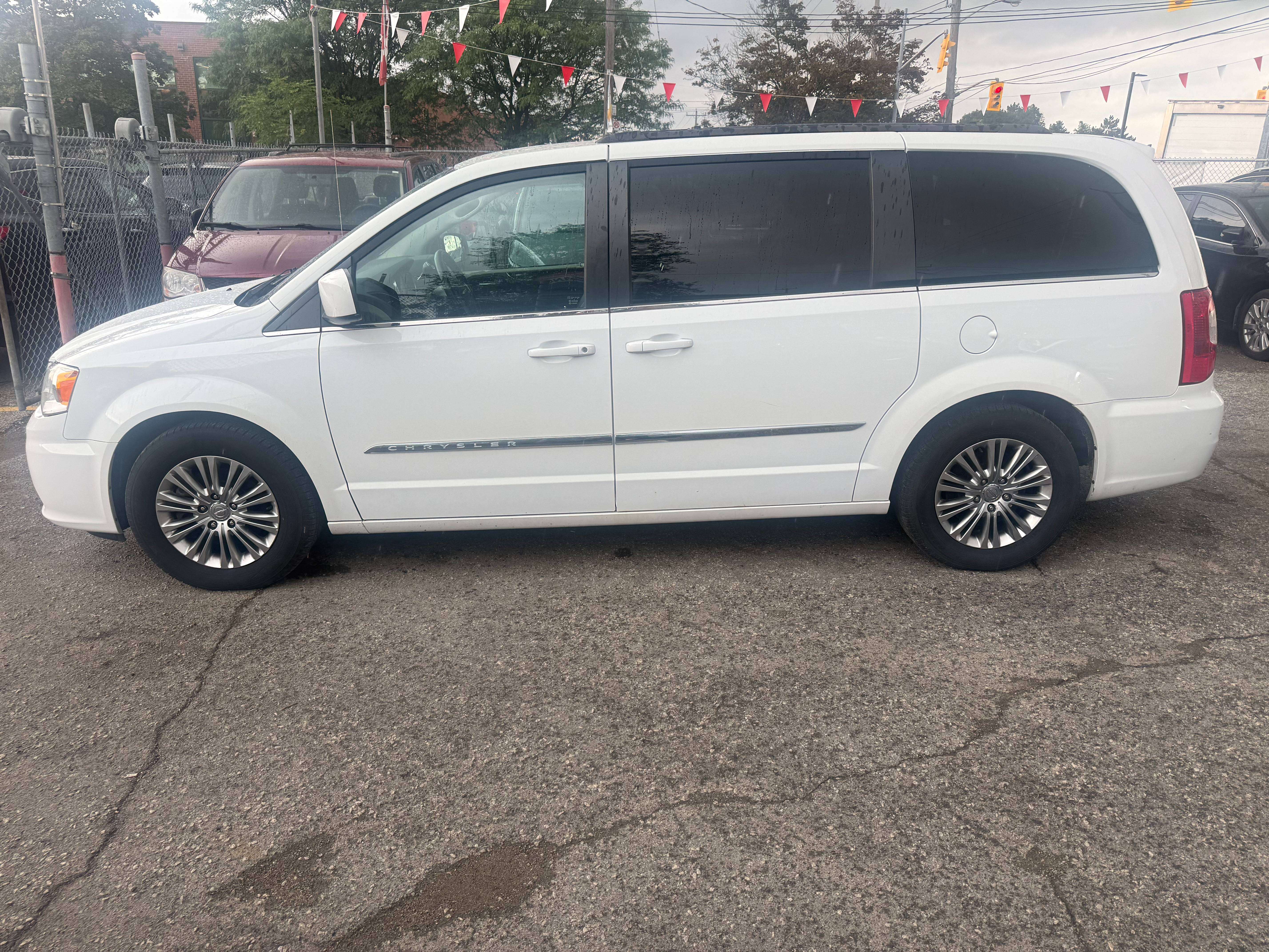 2016 Chrysler Town & Country *** 3 YEAR WARRANTY INCLUDED *** — снимка 1