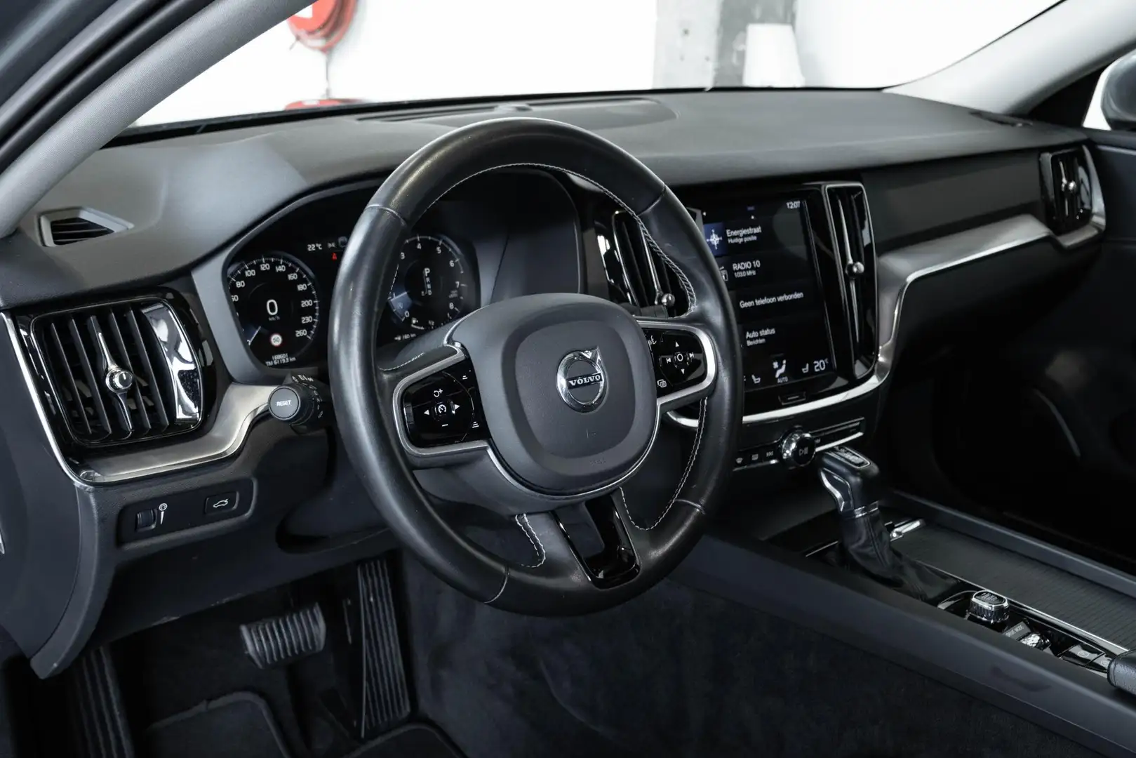 Volvo V60 T4 Automaat Momentum Pro | Panoramadak | Adaptive Gris - 2