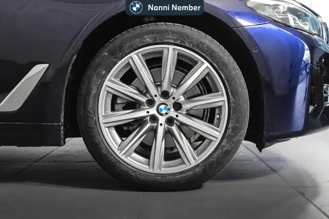 BMW 5 Series view 7