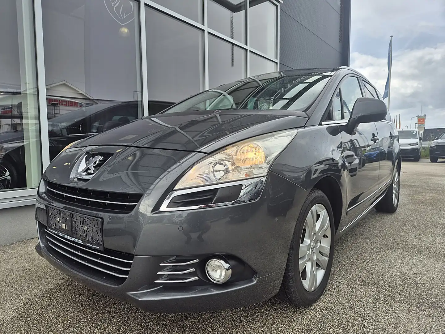 Peugeot 5008 1,6 HDI Exclusive FAP Grau - 1