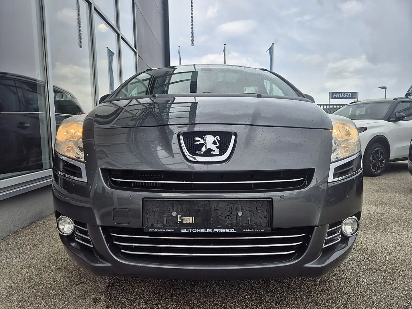 Peugeot 5008 1,6 HDI Exclusive FAP Grau - 2