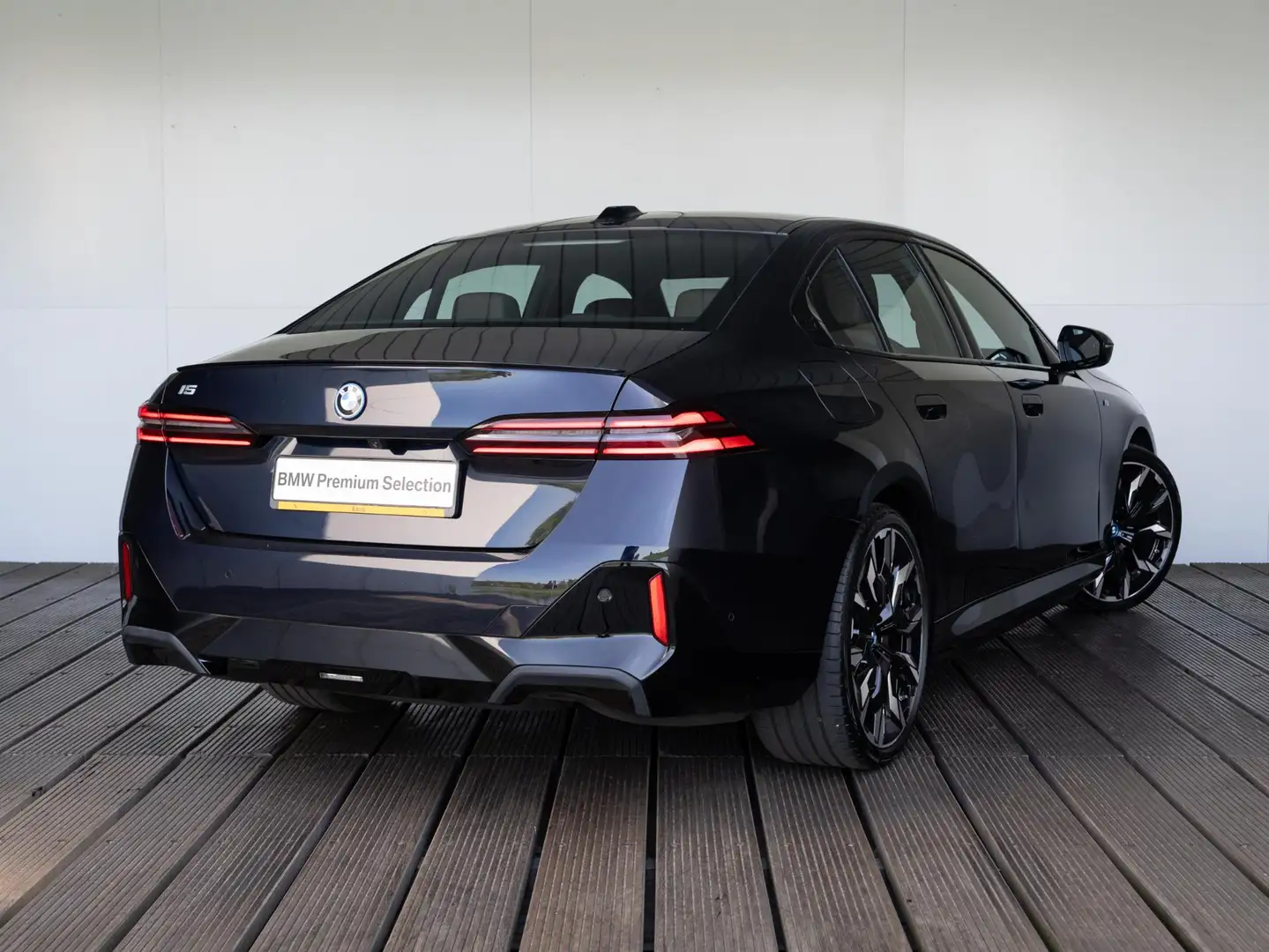 BMW i5 Sedan eDrive40 | M Sportpakket Pro | Travel Pack | Zwart - 2