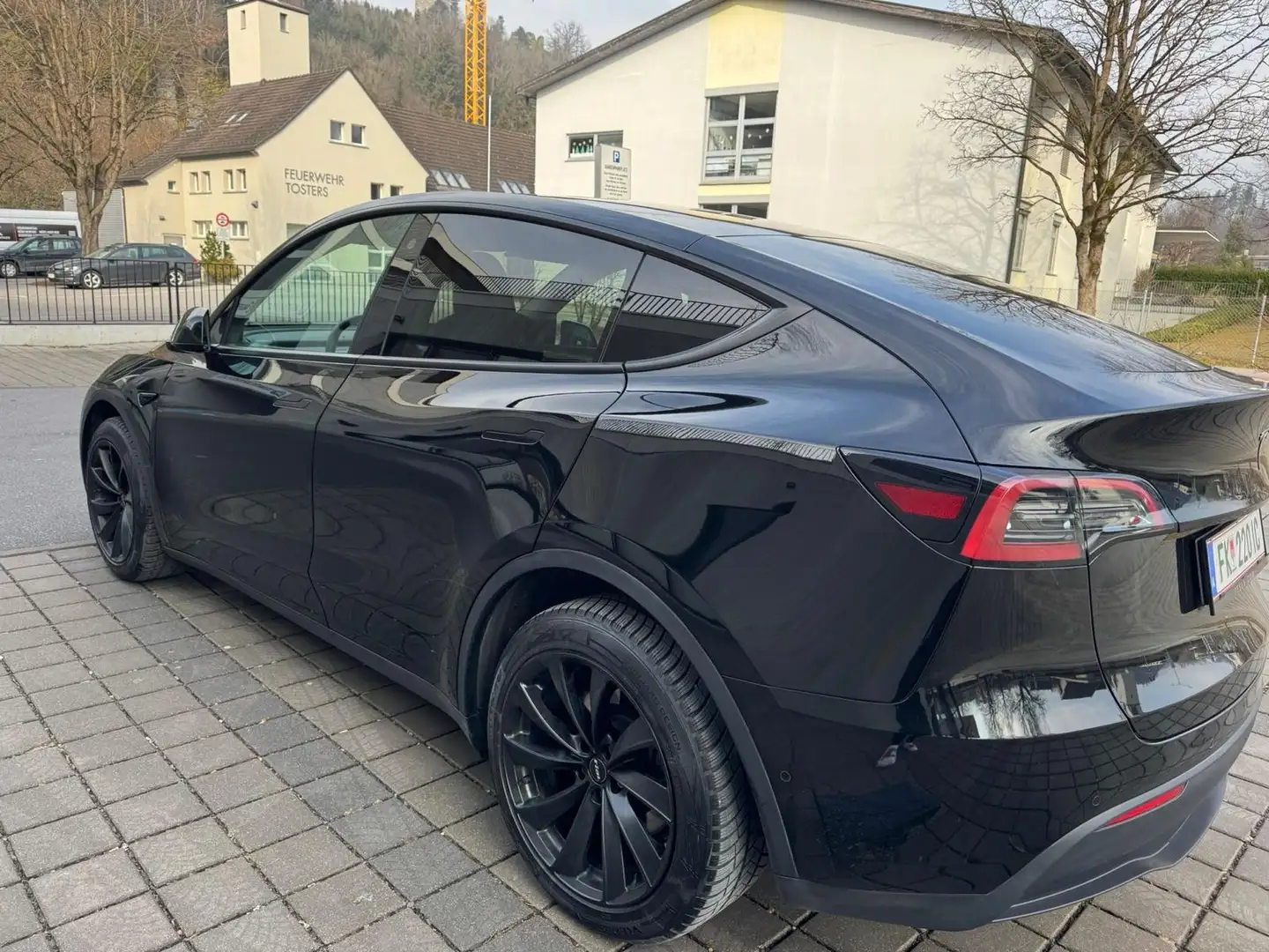 Tesla Model Y Long Range AWD 75kWh Schwarz - 2