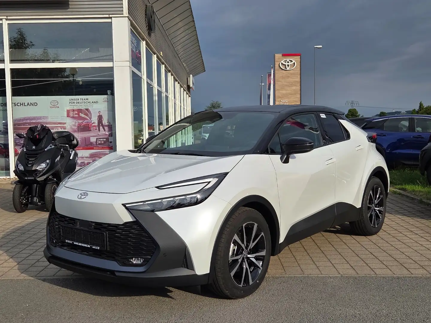 Toyota C-HR 1.8 Hybrid 4x2 Teamplayer Negru - 2