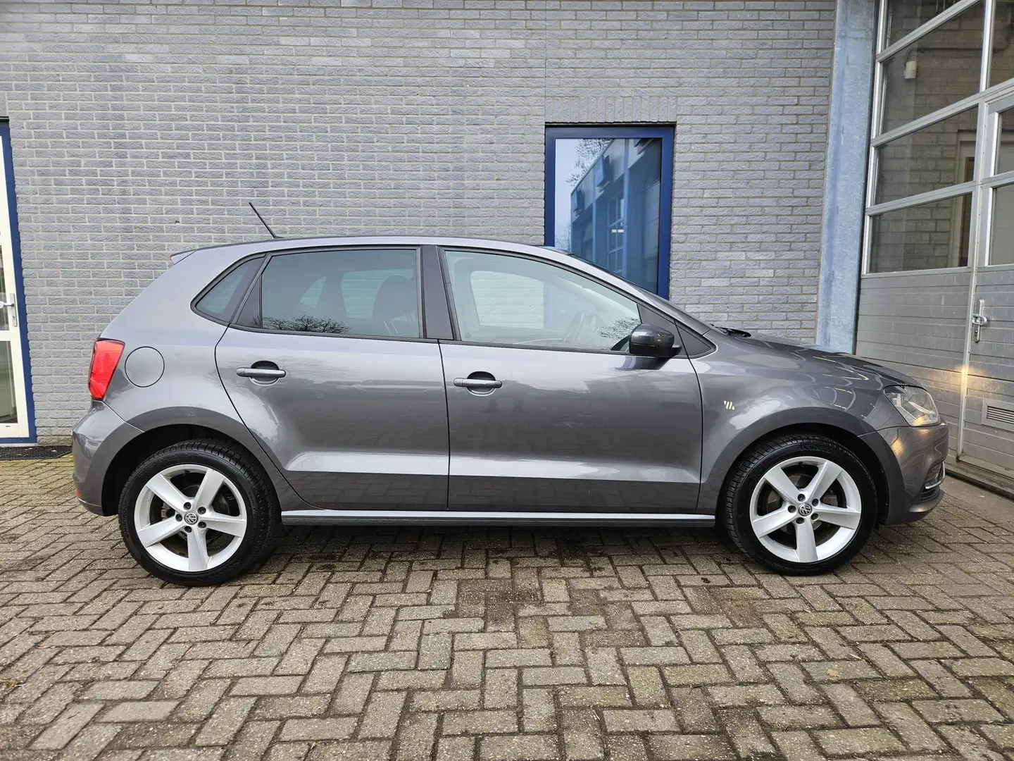 Volkswagen Polo 1.2 TSI Highline Inclusief Afleveringskosten Grijs - 2