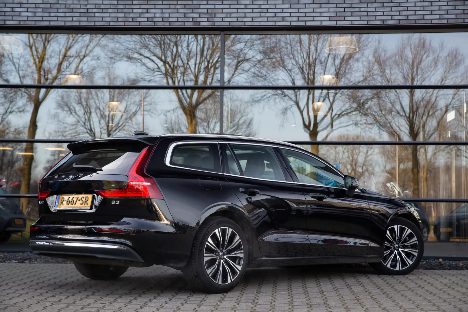 Volvo V60 2.0 B3 Plus Bright , Panoramadak, Harman/Kardon, A Schwarz - 2