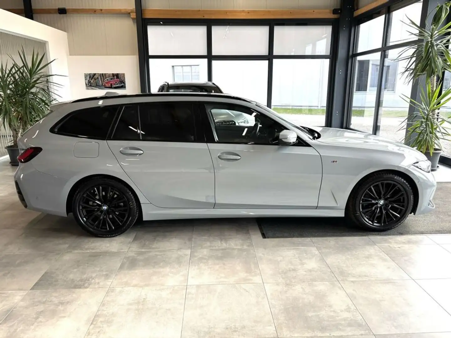 BMW 320 d Touring xDrive M-Sport *LED*PDC*NAV*STH*AHK* Grau - 2