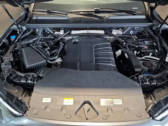 Audi Q5 view 11