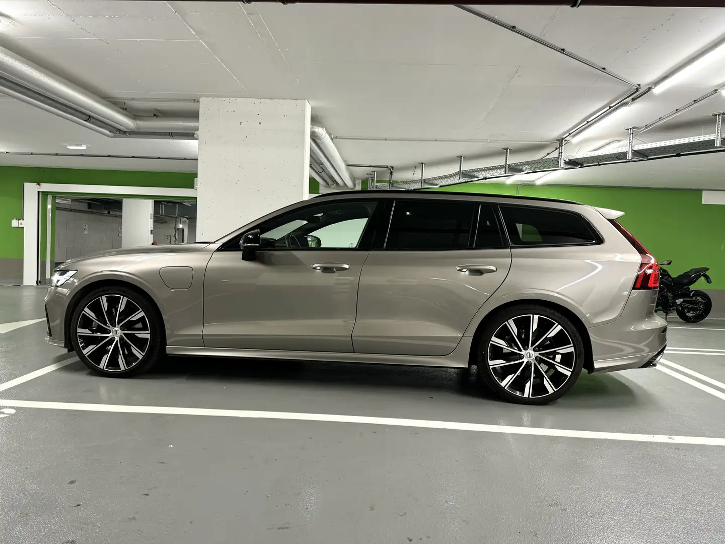 Volvo V60 V60 T6 AWD Recharge PHEV R-Design Geartronic R-Design Grau - 1