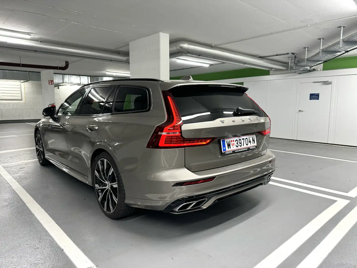 Volvo V60 V60 T6 AWD Recharge PHEV R-Design Geartronic R-Design Grau - 2