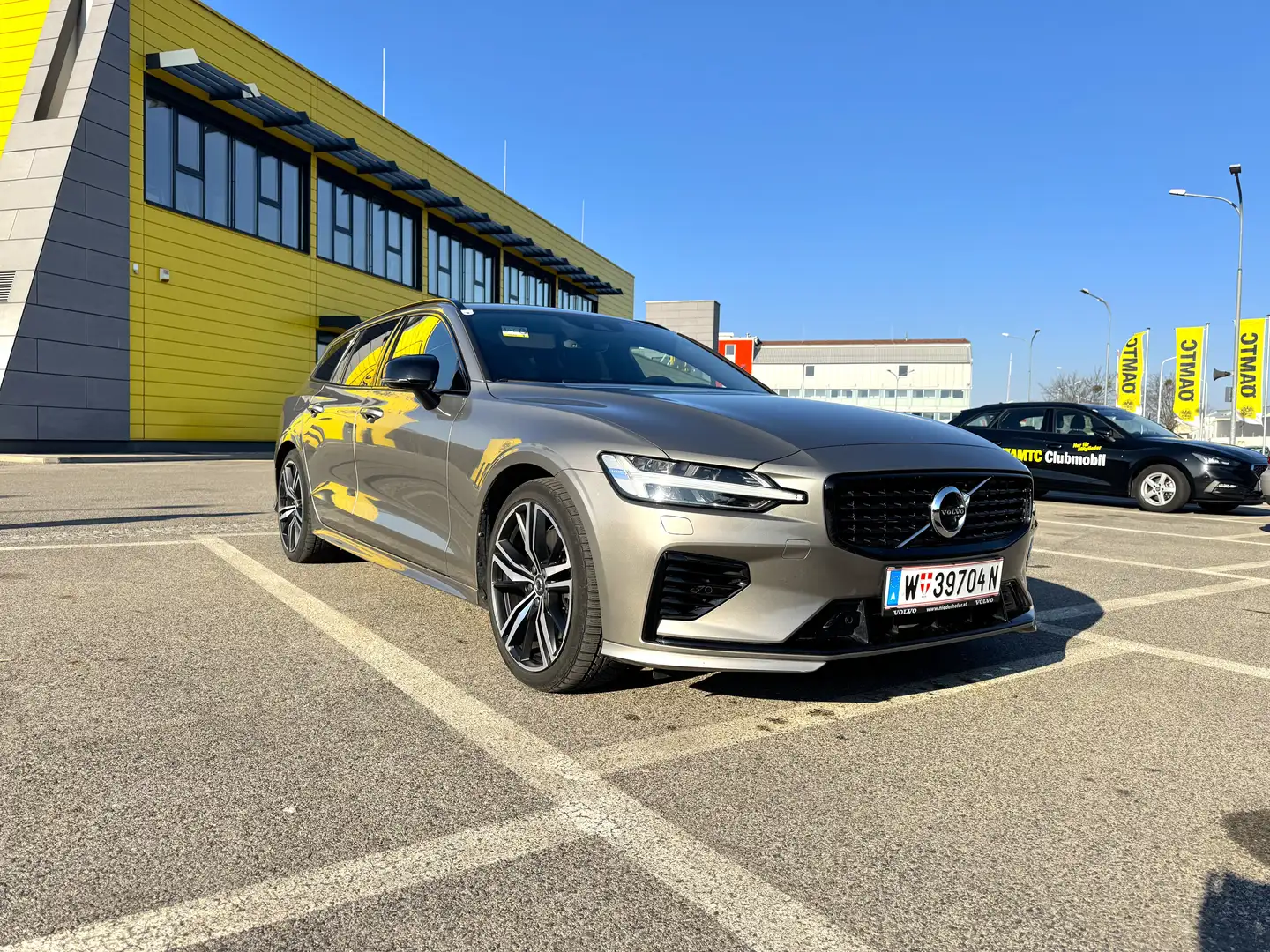 Volvo V60 V60 T6 AWD Recharge PHEV R-Design Geartronic R-Design Grau - 1