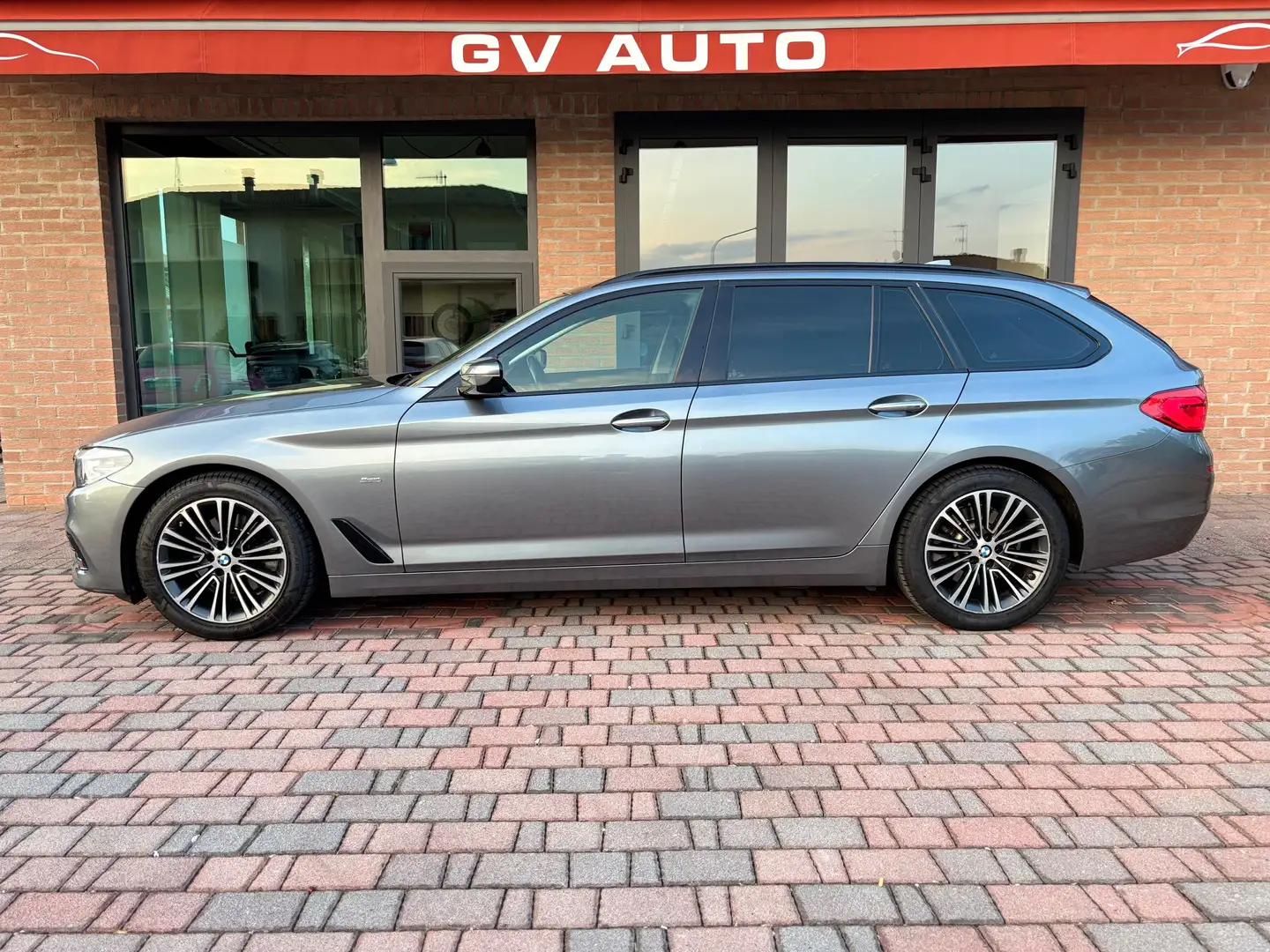 BMW 520 Serie 5 G31 2017 Touring 520d Touring Sport auto Grigio - 2