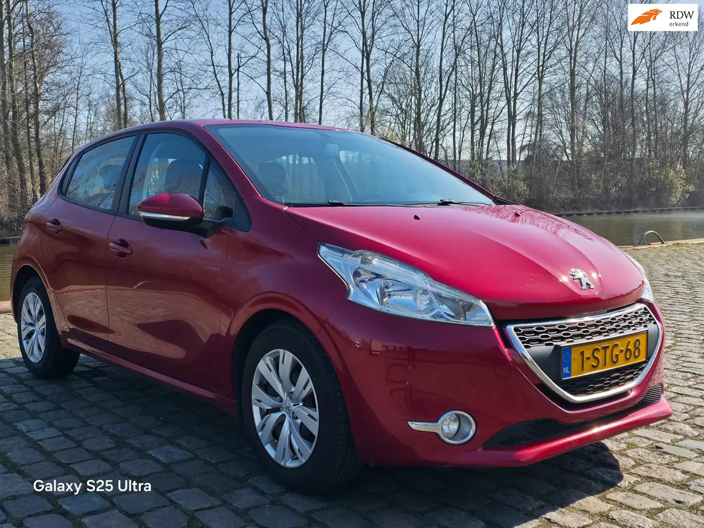 Peugeot 208 1.2 e-VTi Active Automaat airco cruis control navi Rood - 1
