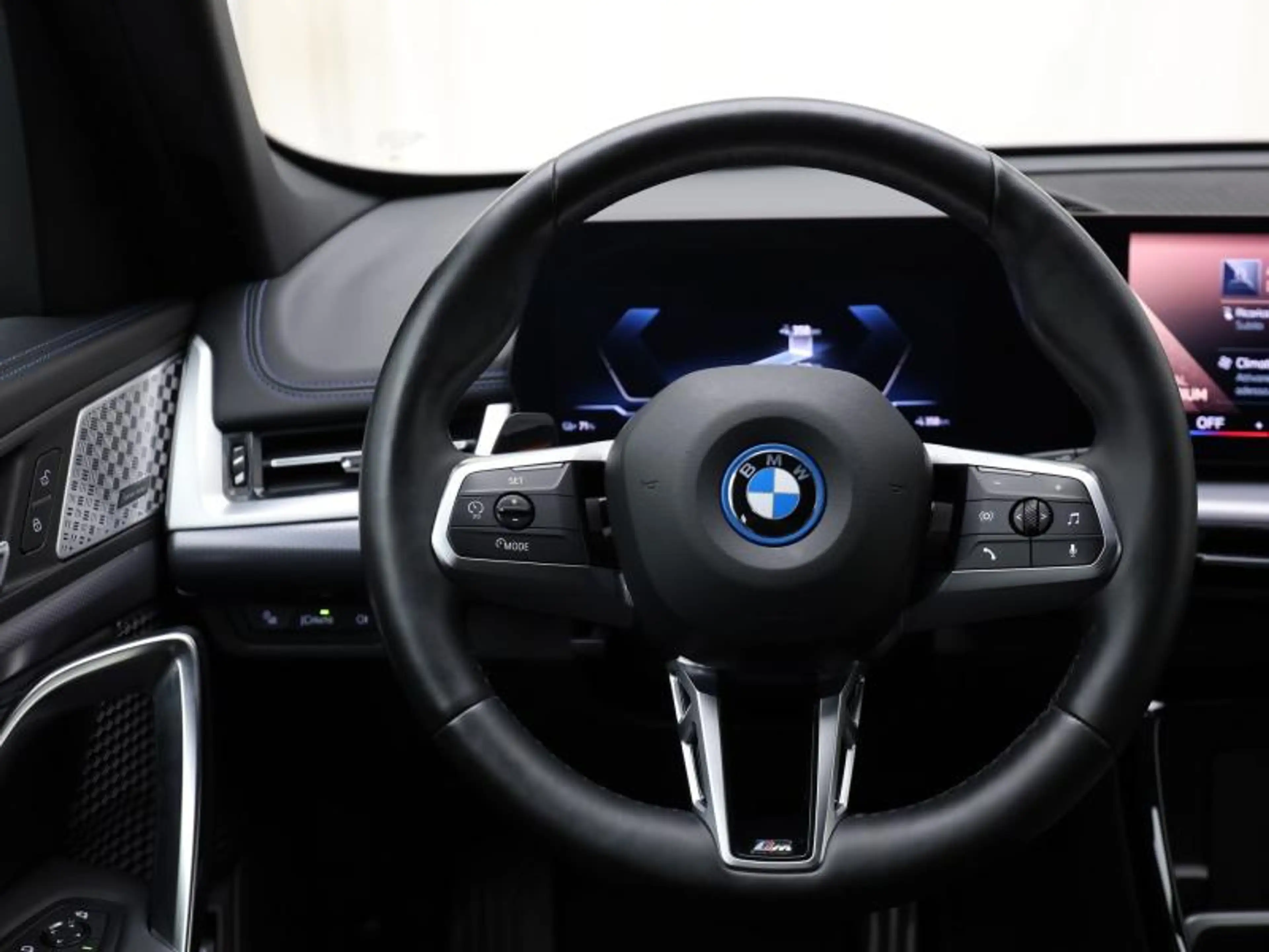 BMW iX1 XDRIVE 30 - M SPORT - HARMAN-KARDON — photo 9