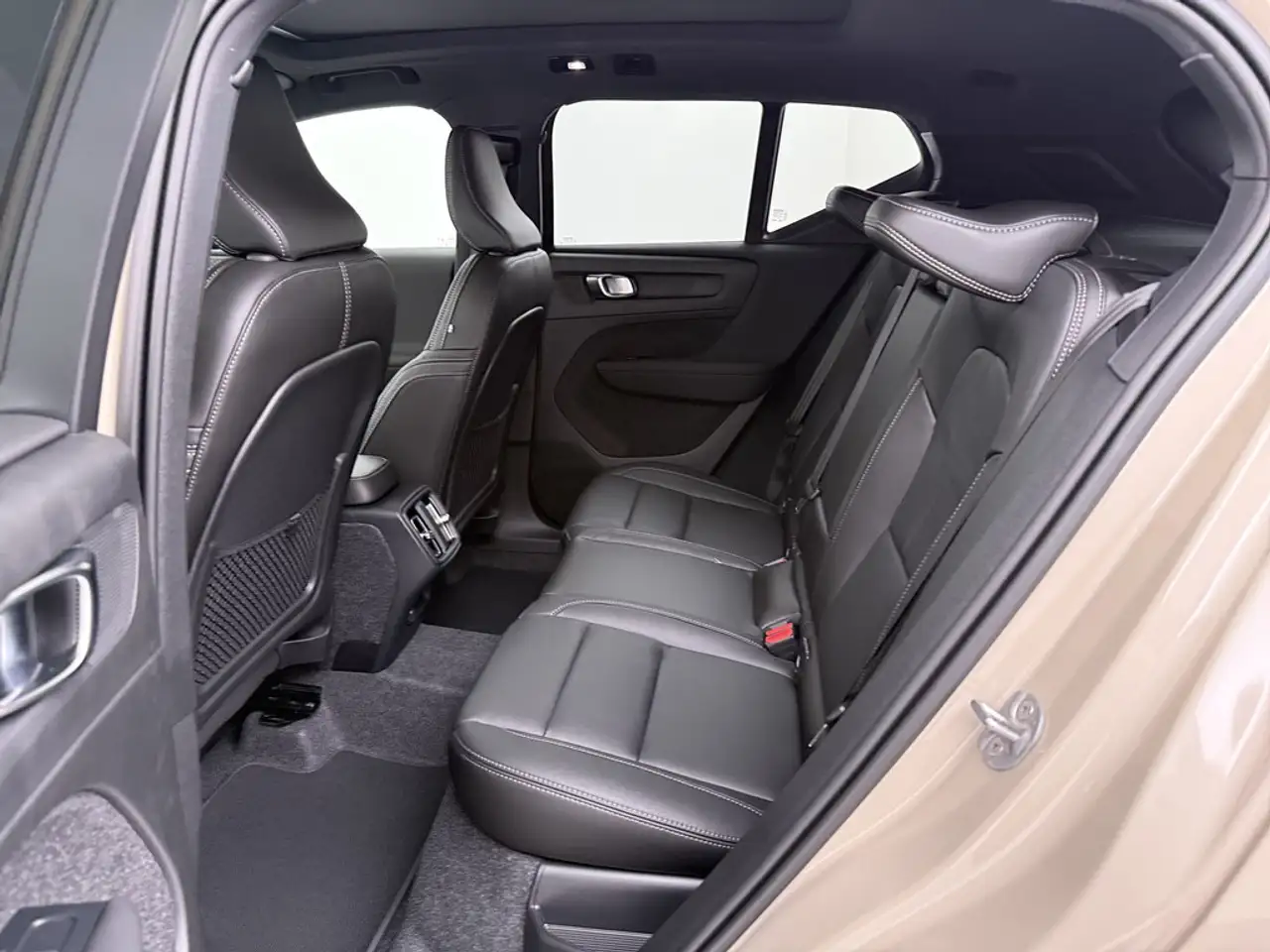 Volvo XC40 2026 — фото 14