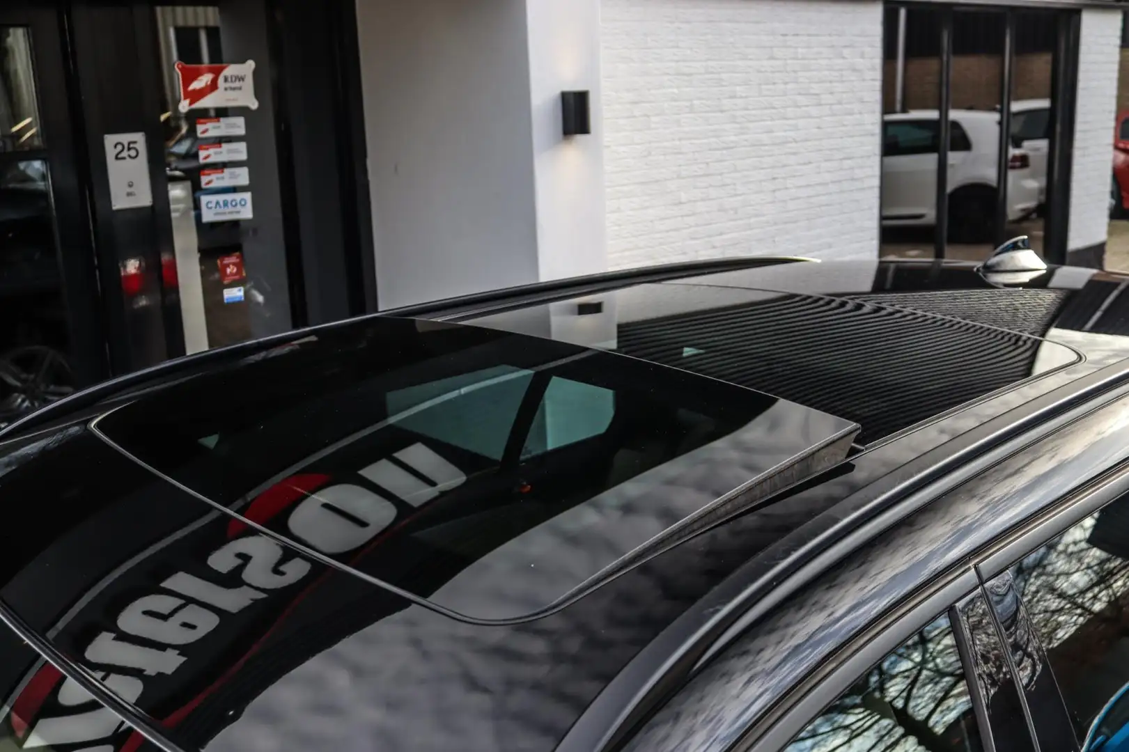 BMW 535 5-serie Touring 535i M-Pakket NAP PANO CAMERA LEDE Zwart - 2