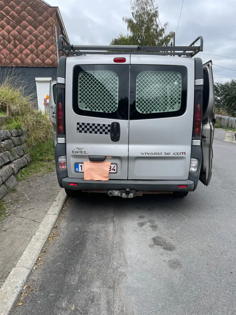 Opel Vivaro Gümüş rengi - 2