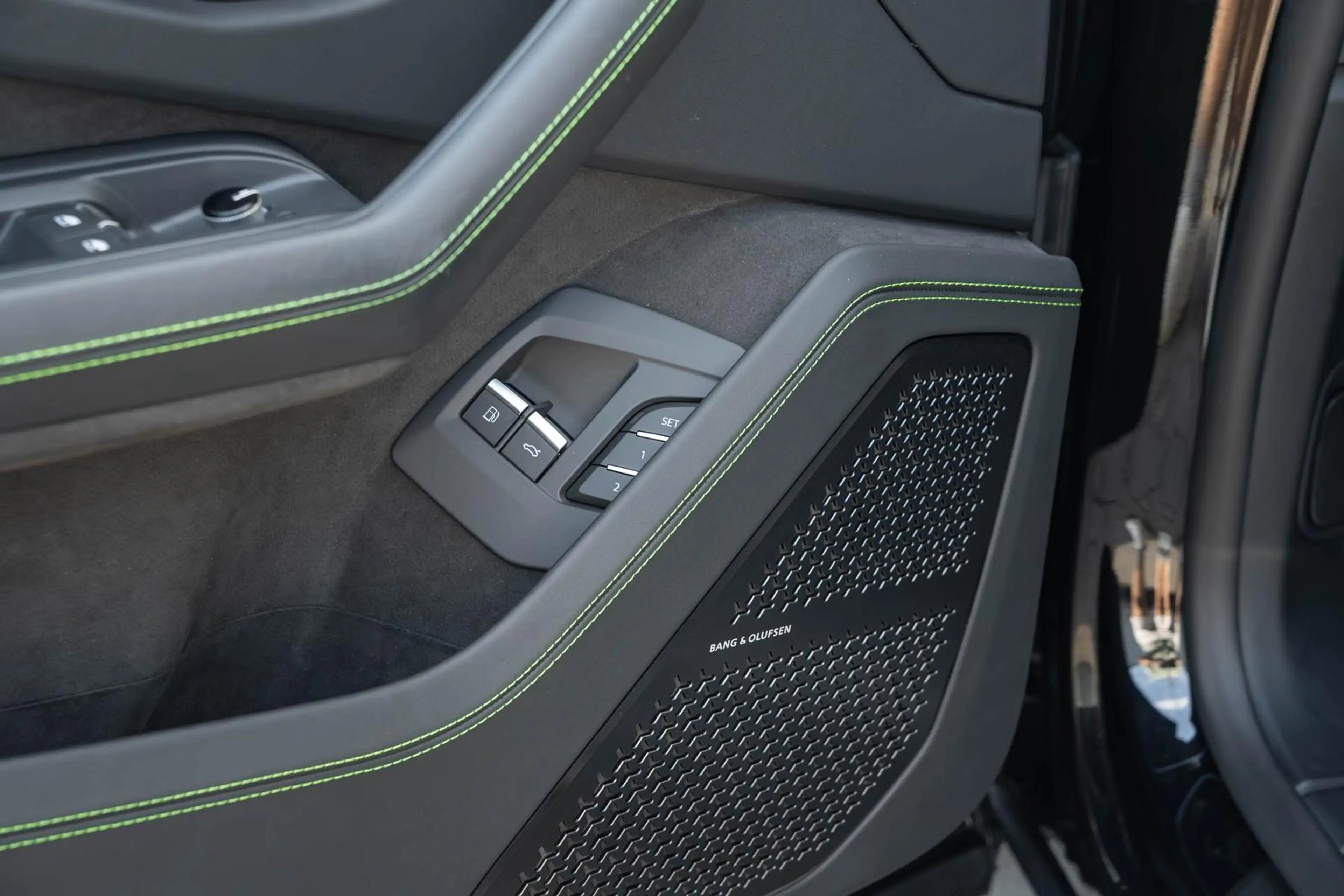 Lamborghini Urus SE *23Zoll*Bang&Olufsen*Panorama*Massage* — photo 12