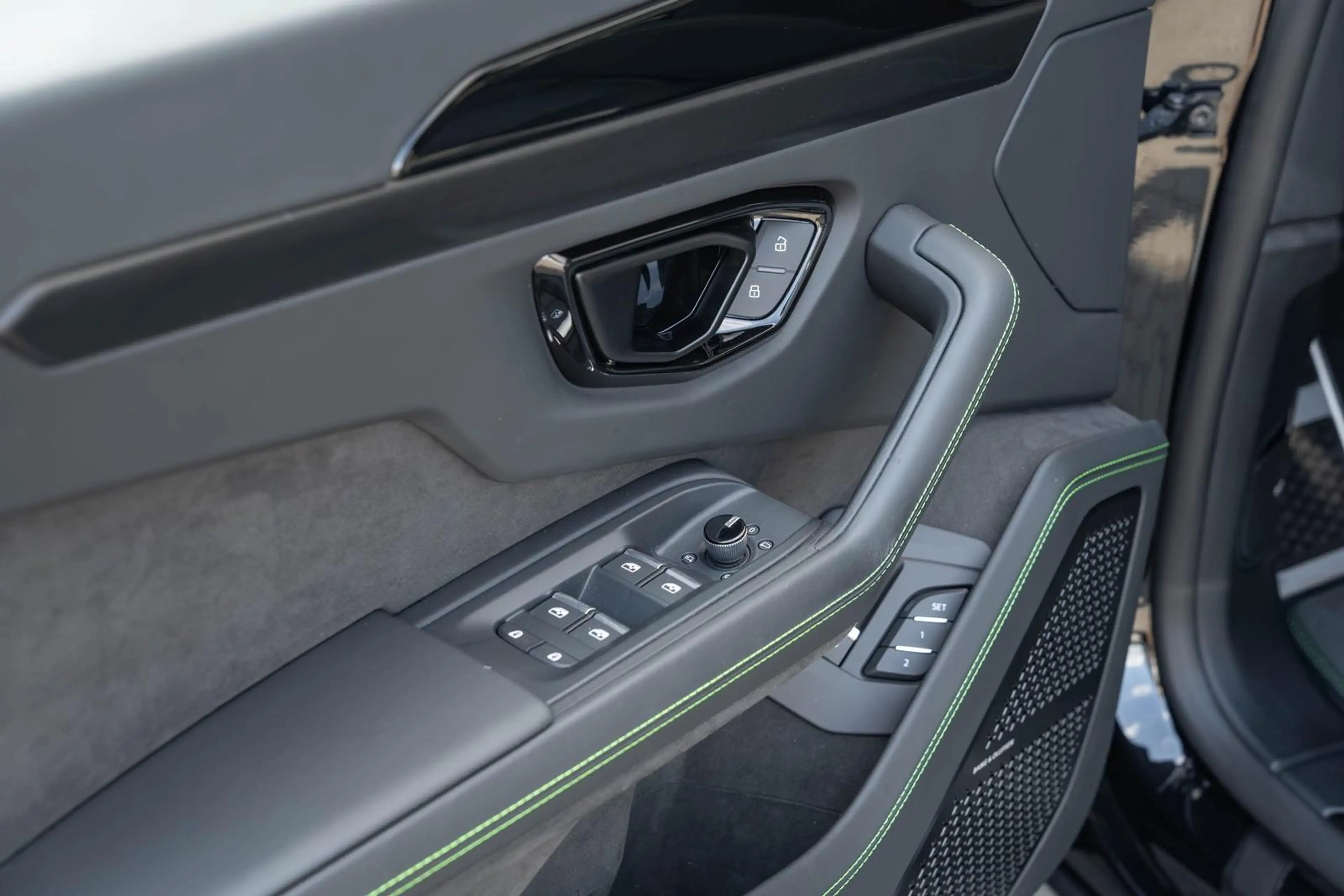 Lamborghini Urus SE *23Zoll*Bang&Olufsen*Panorama*Massage* — photo 11