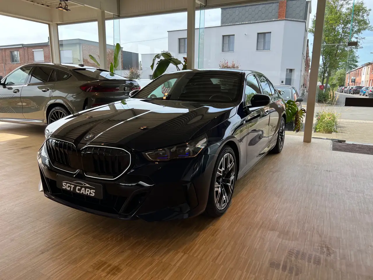 BMW 550 e xDrive Pano B&W Sound Driving Prof Parking Prof Trekhaak Stoelventilatie Travel Pack Comfort, миниатюра 2