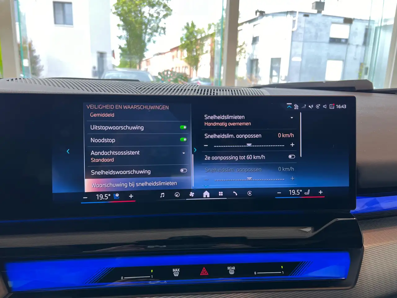 BMW 550 e xDrive Pano B&W Sound Driving Prof Parking Prof Trekhaak Stoelventilatie Travel Pack Comfort, миниатюра 21
