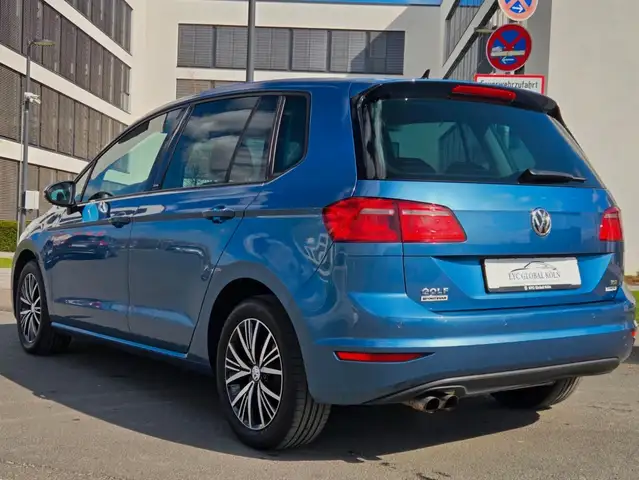 Volkswagen Golf view 4