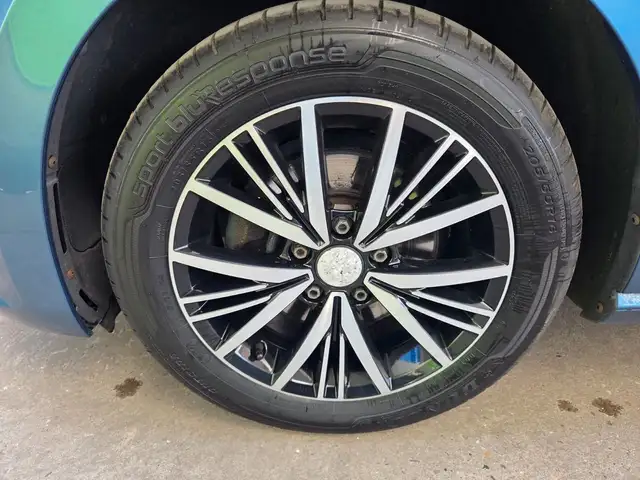 Volkswagen Golf view 9