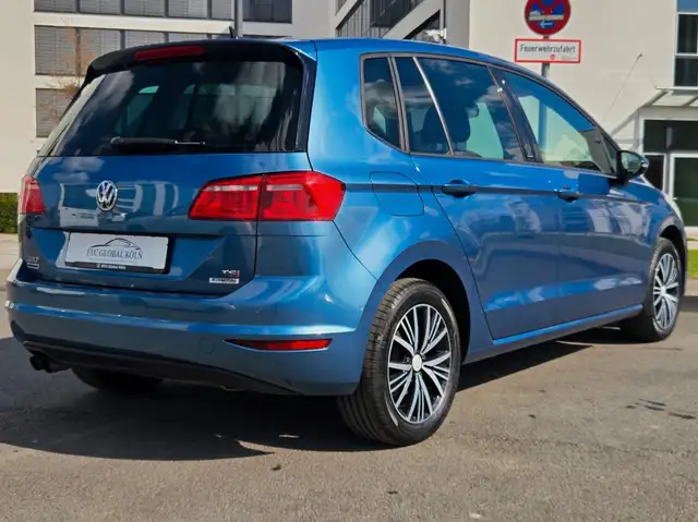 Volkswagen Golf view 3