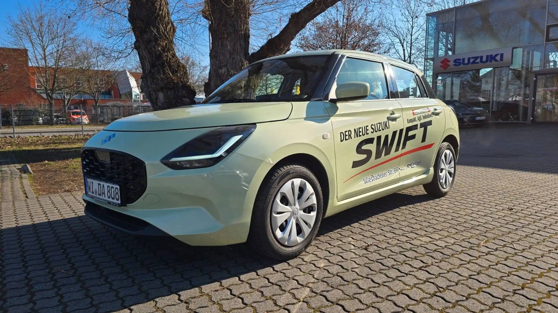Suzuki Swift Club Hybrid M/T /WKR auf LM-Felgen Gelb - 1