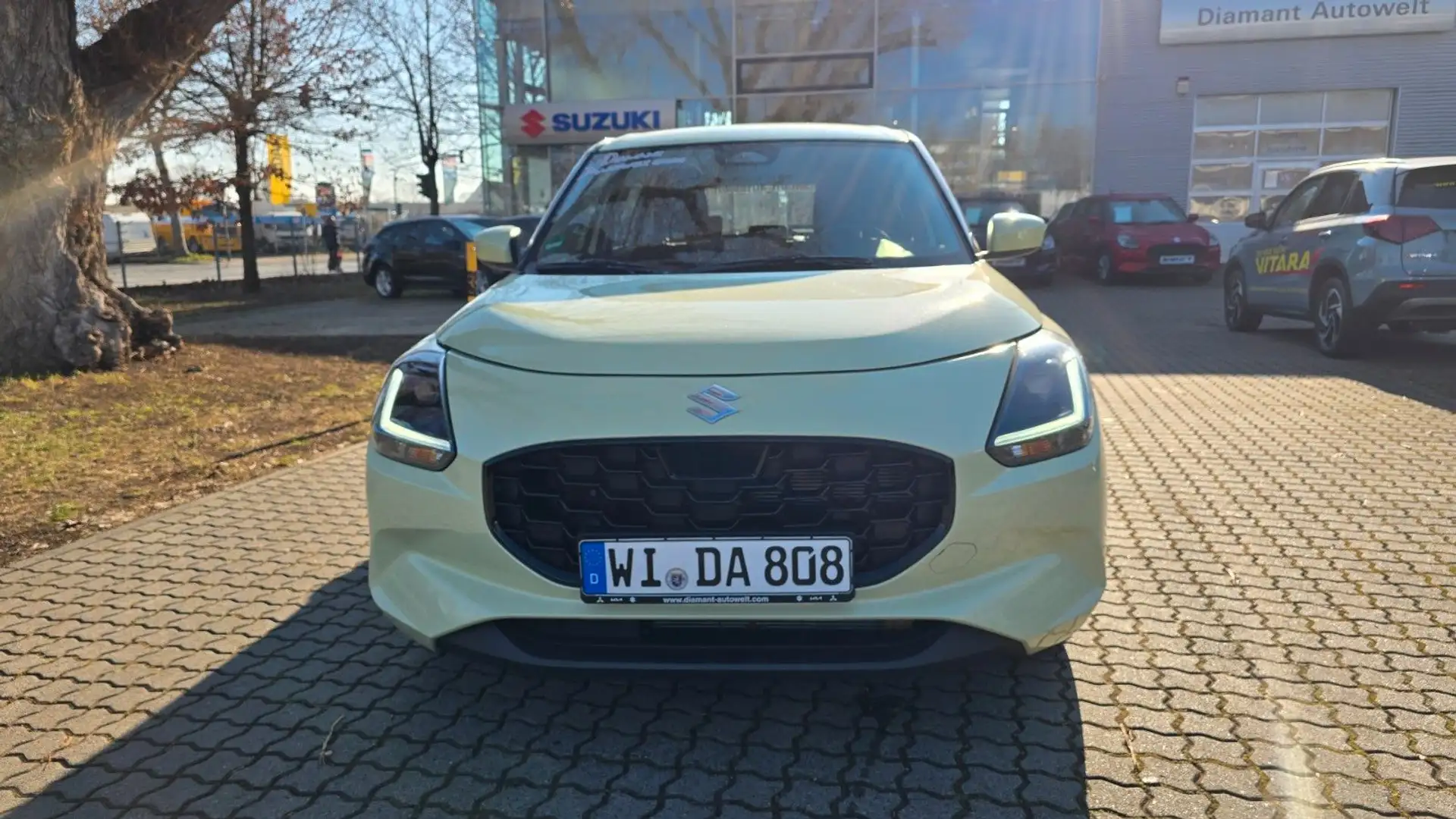 Suzuki Swift Club Hybrid M/T /WKR auf LM-Felgen Gelb - 2