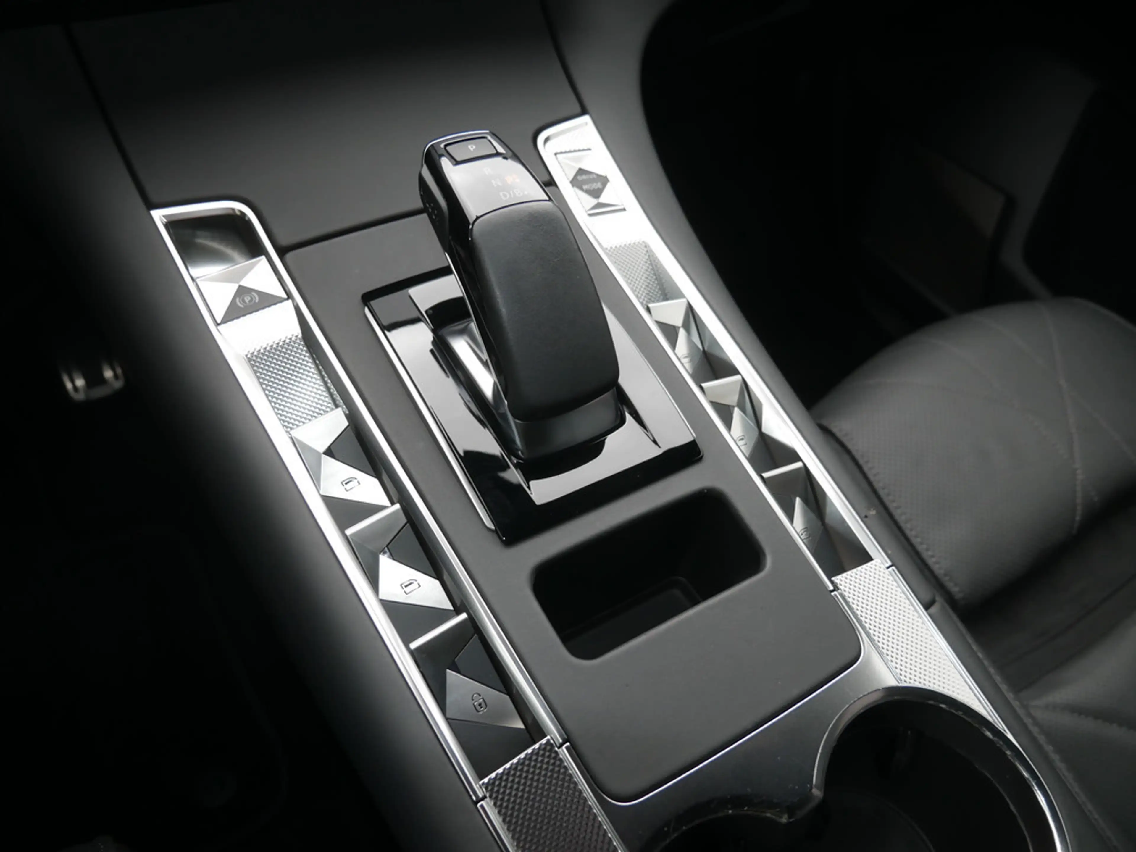 DS Automobiles DS 7 Crossback E-Tense Rivoli 4x4 SHZ ACC LED — photo 12