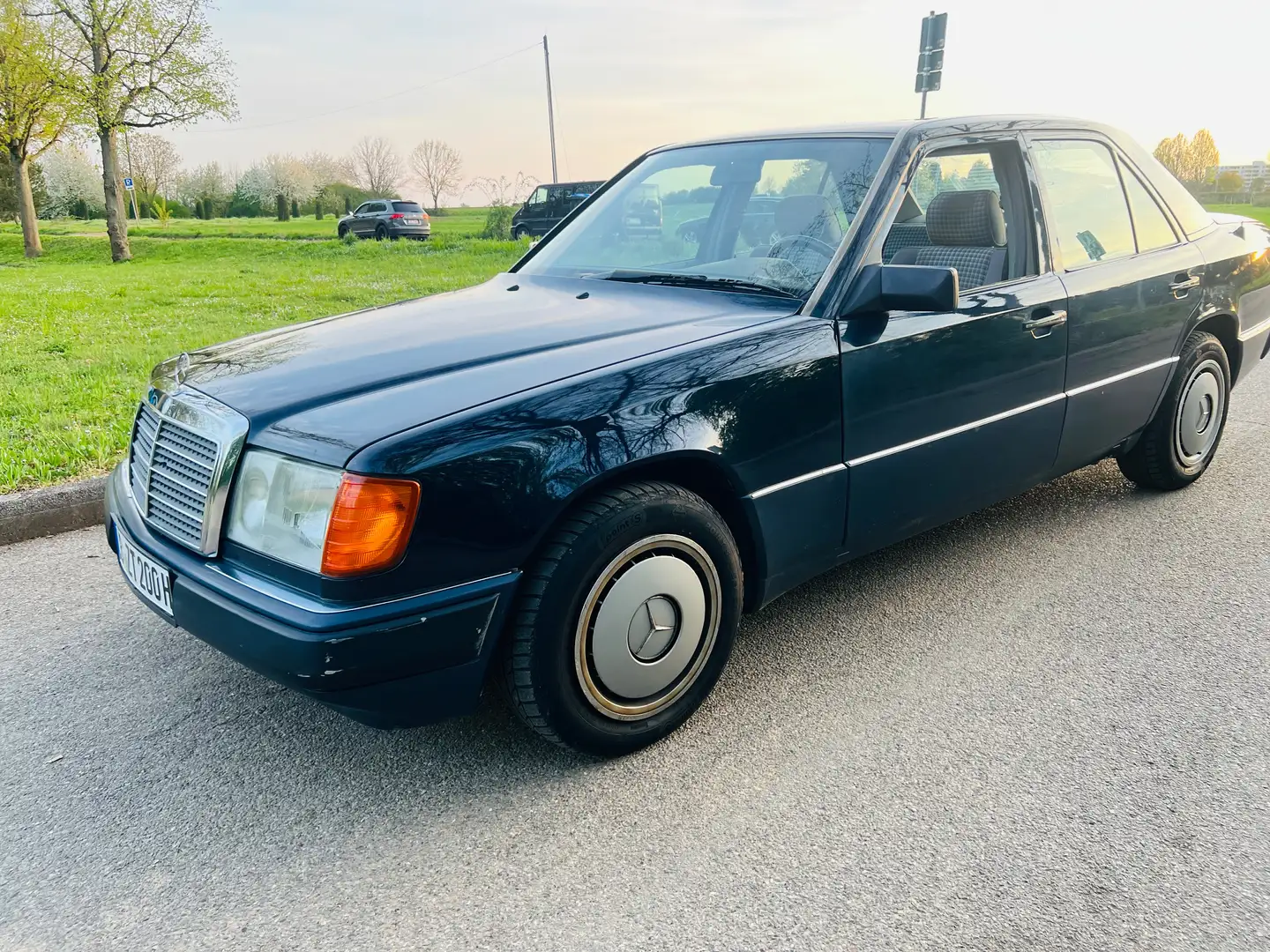 Mercedes-Benz E 200 Automatik W124 H Kennzeichen 2.Hand Bleu - 1