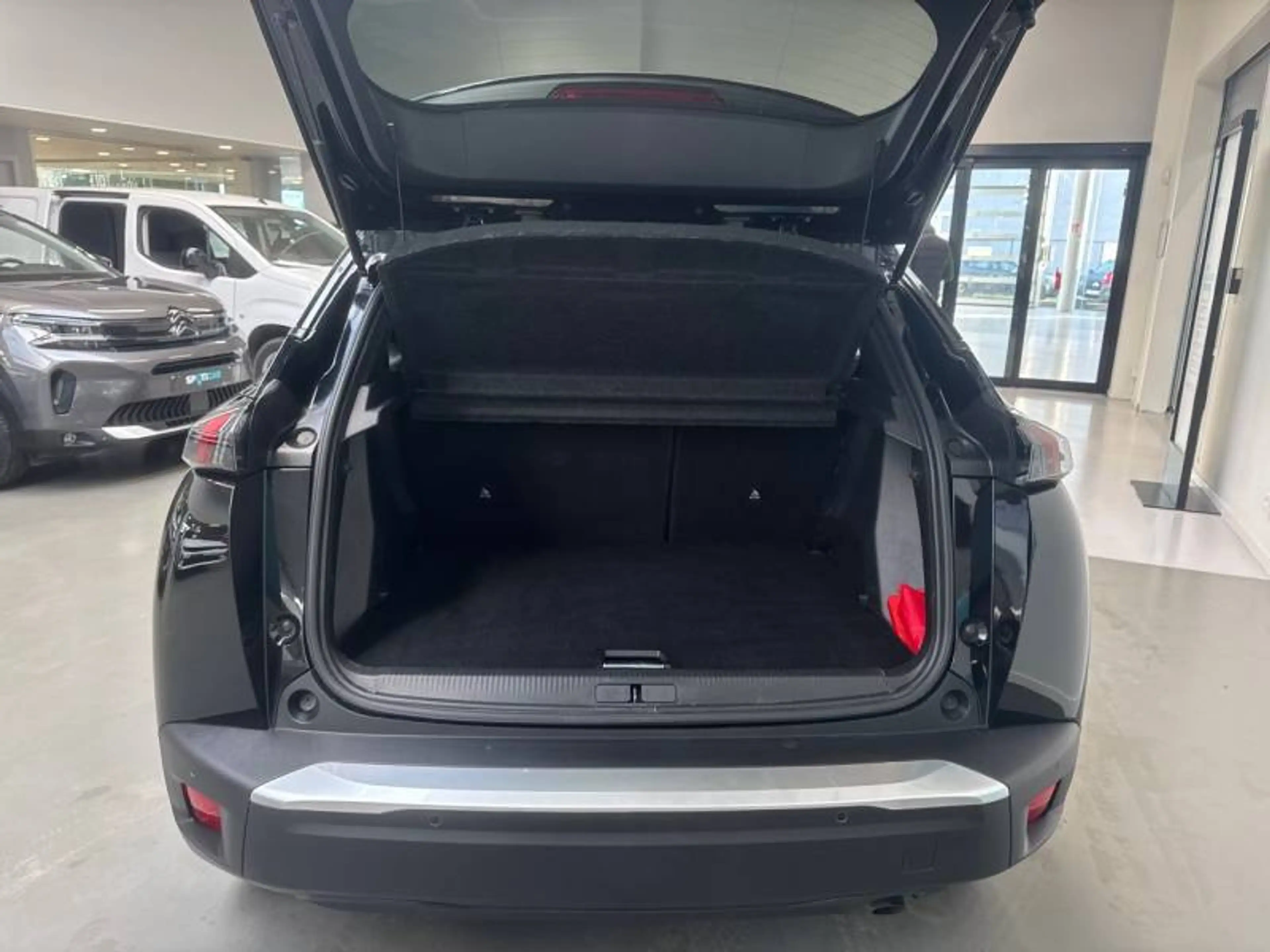Peugeot 2008 2 1.2 Puretech 74kW S&S Allure Pack — photo 6