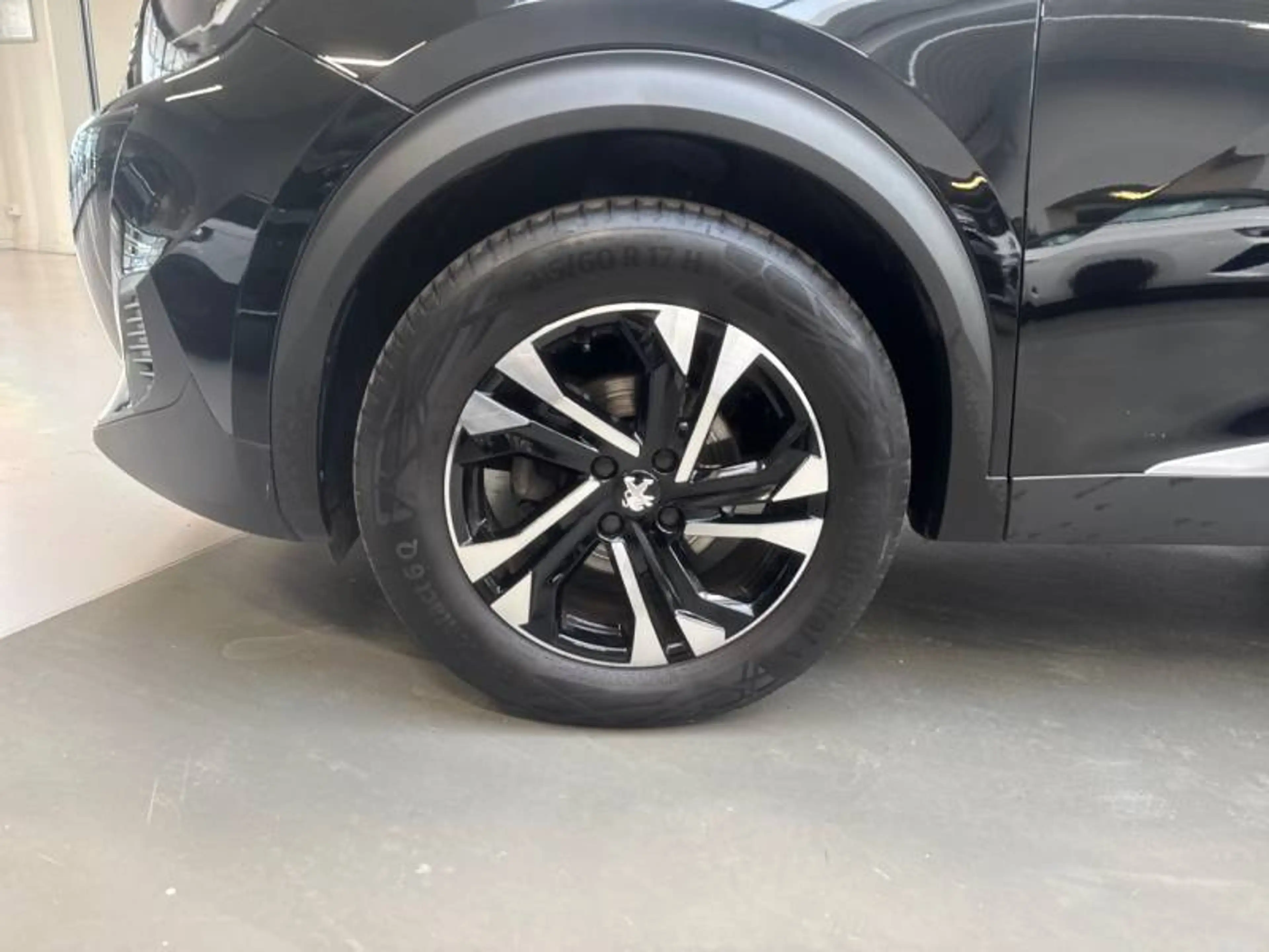 Peugeot 2008 2 1.2 Puretech 74kW S&S Allure Pack — photo 11